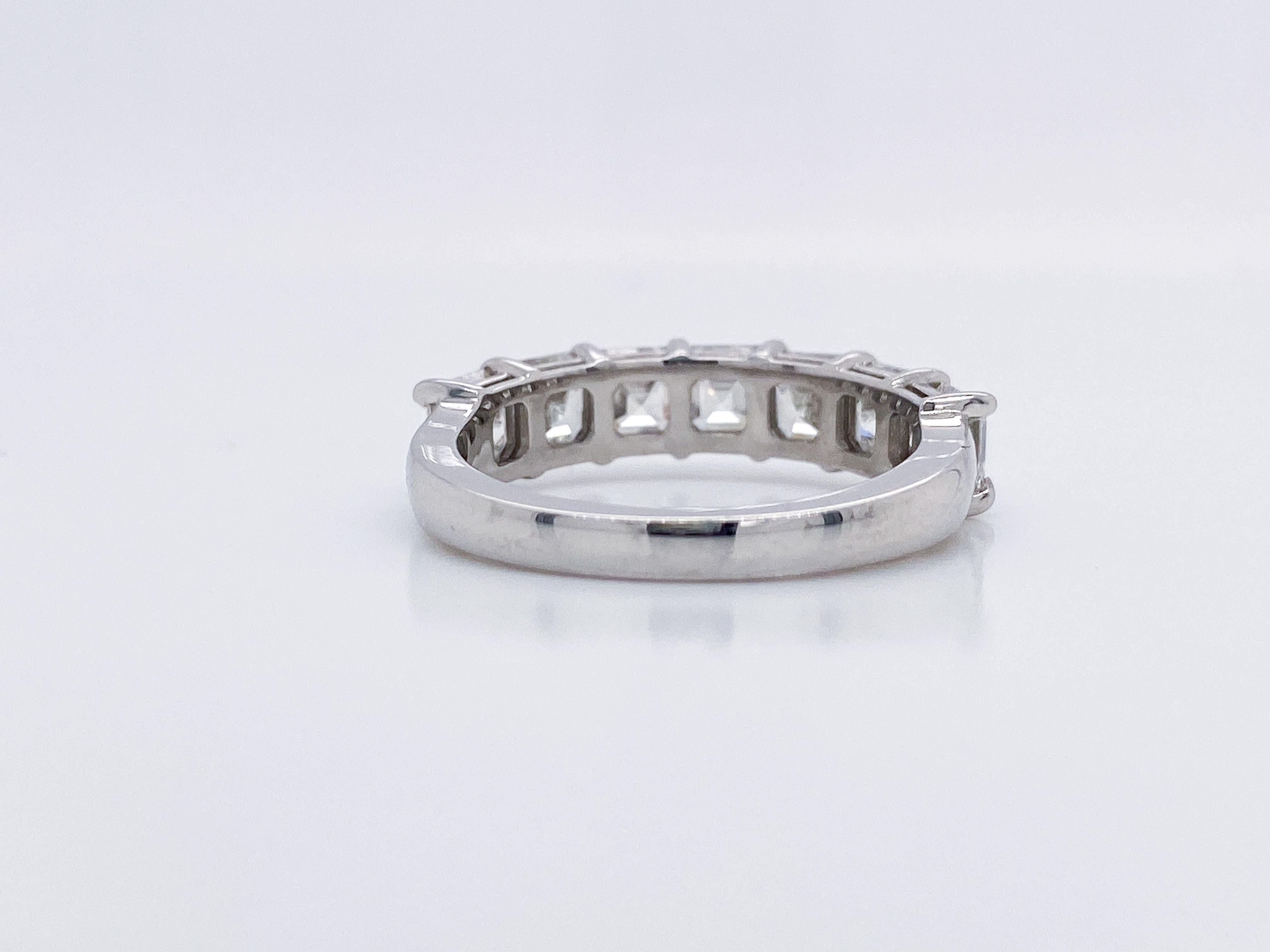 Platin Asscher Jahrestag-Ring mit Diamanten  für Damen oder Herren im Angebot