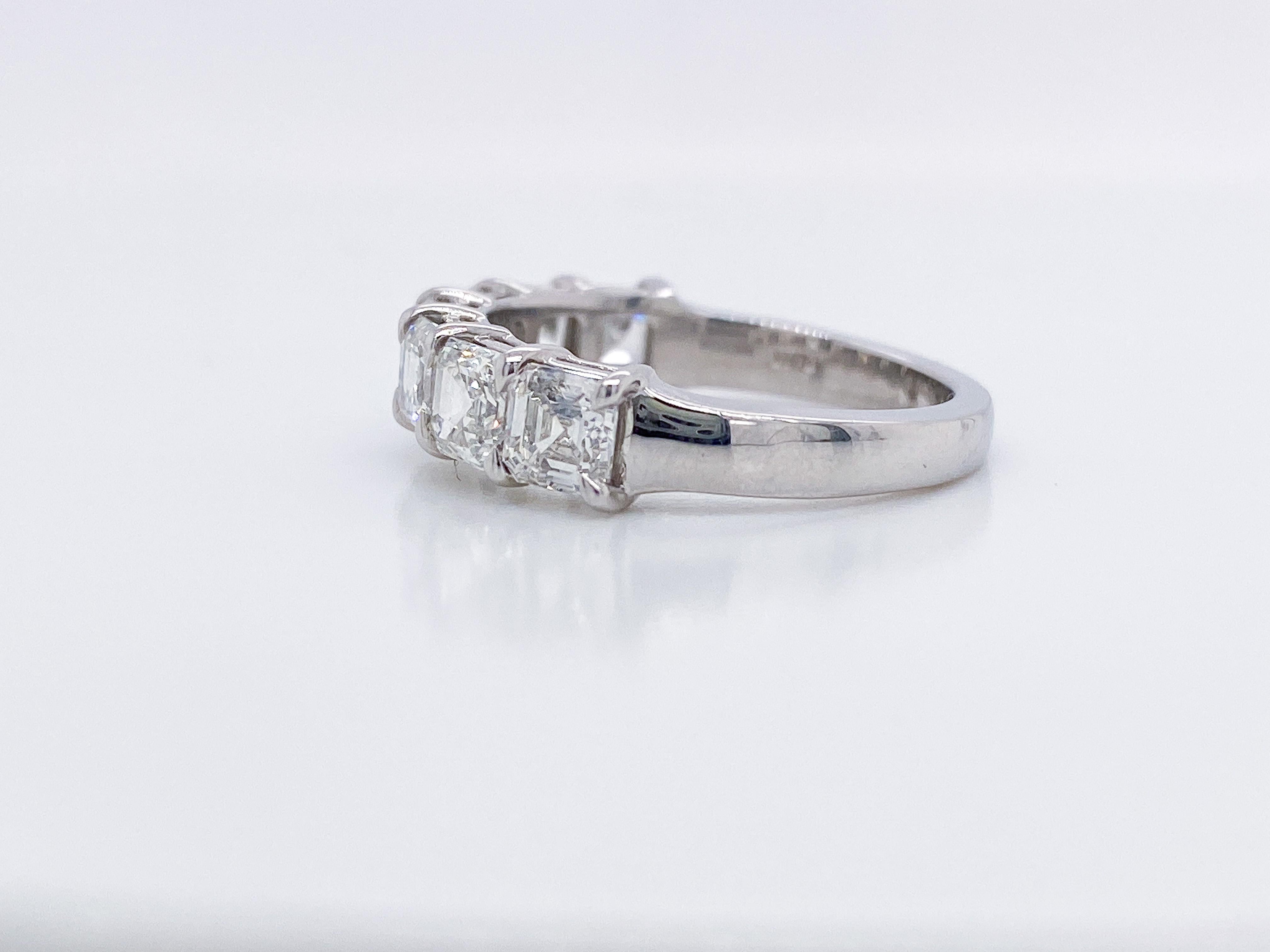 Platin Asscher Jahrestag-Ring mit Diamanten  im Angebot 1