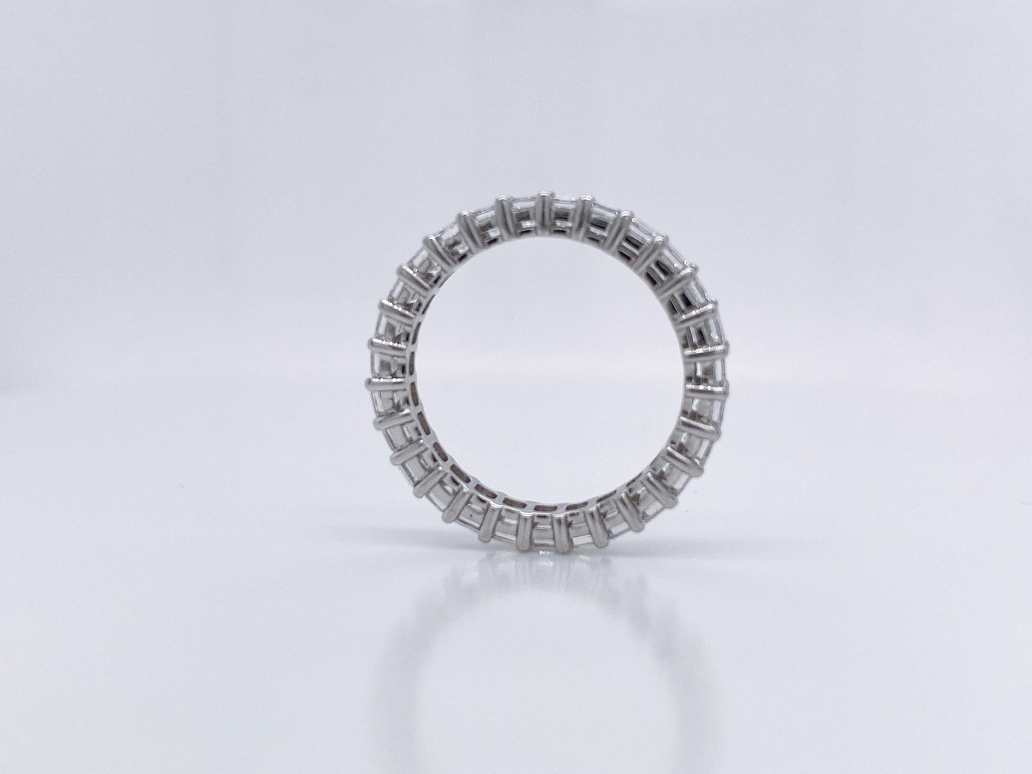 Platin-Eternity-Ring mit Asscher-Diamant  im Zustand „Neu“ im Angebot in Cedarhurst, NY