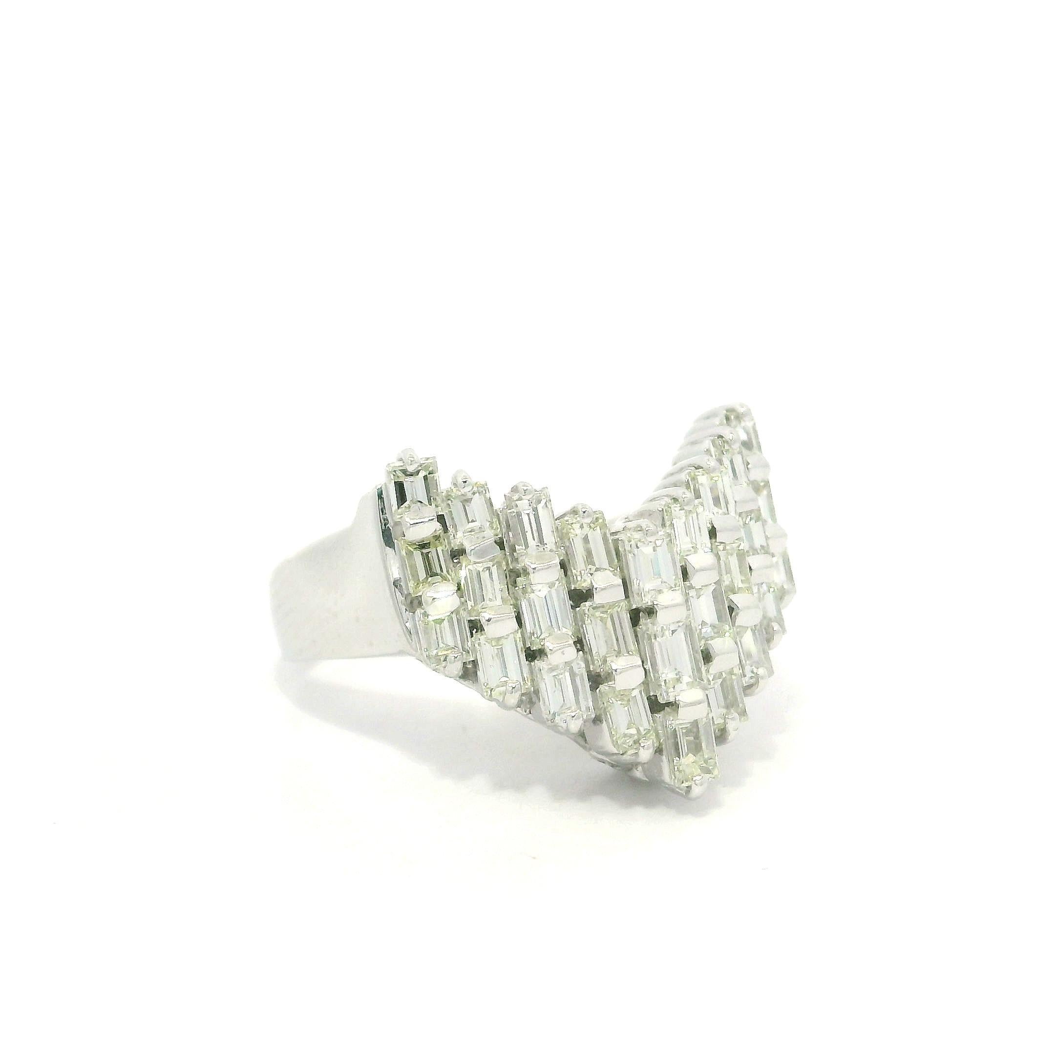 Anillo ancho de platino con diamantes talla baguette de 1,50 ctw en 