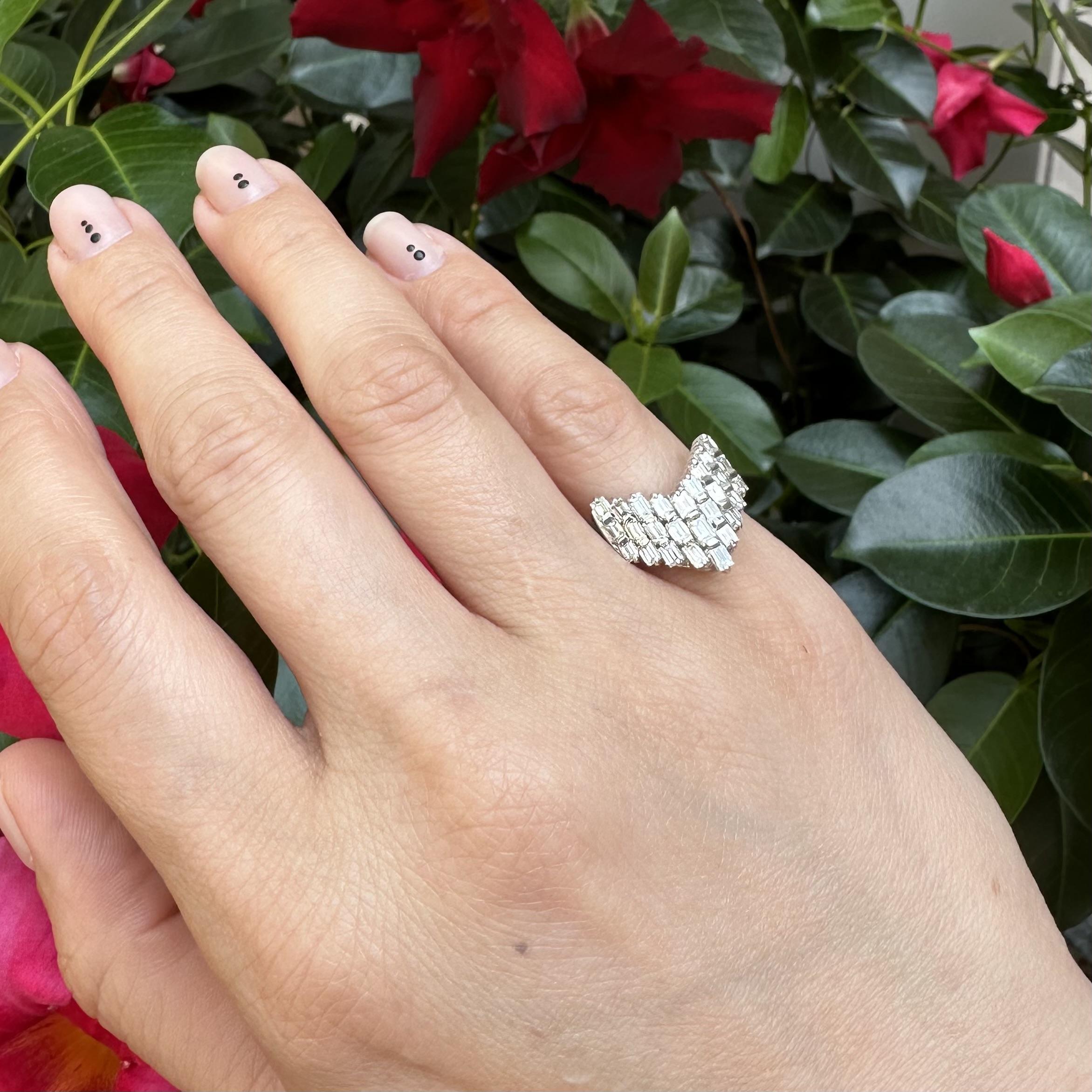 Anillo ancho de platino con diamantes talla baguette de 1,50 ctw en 