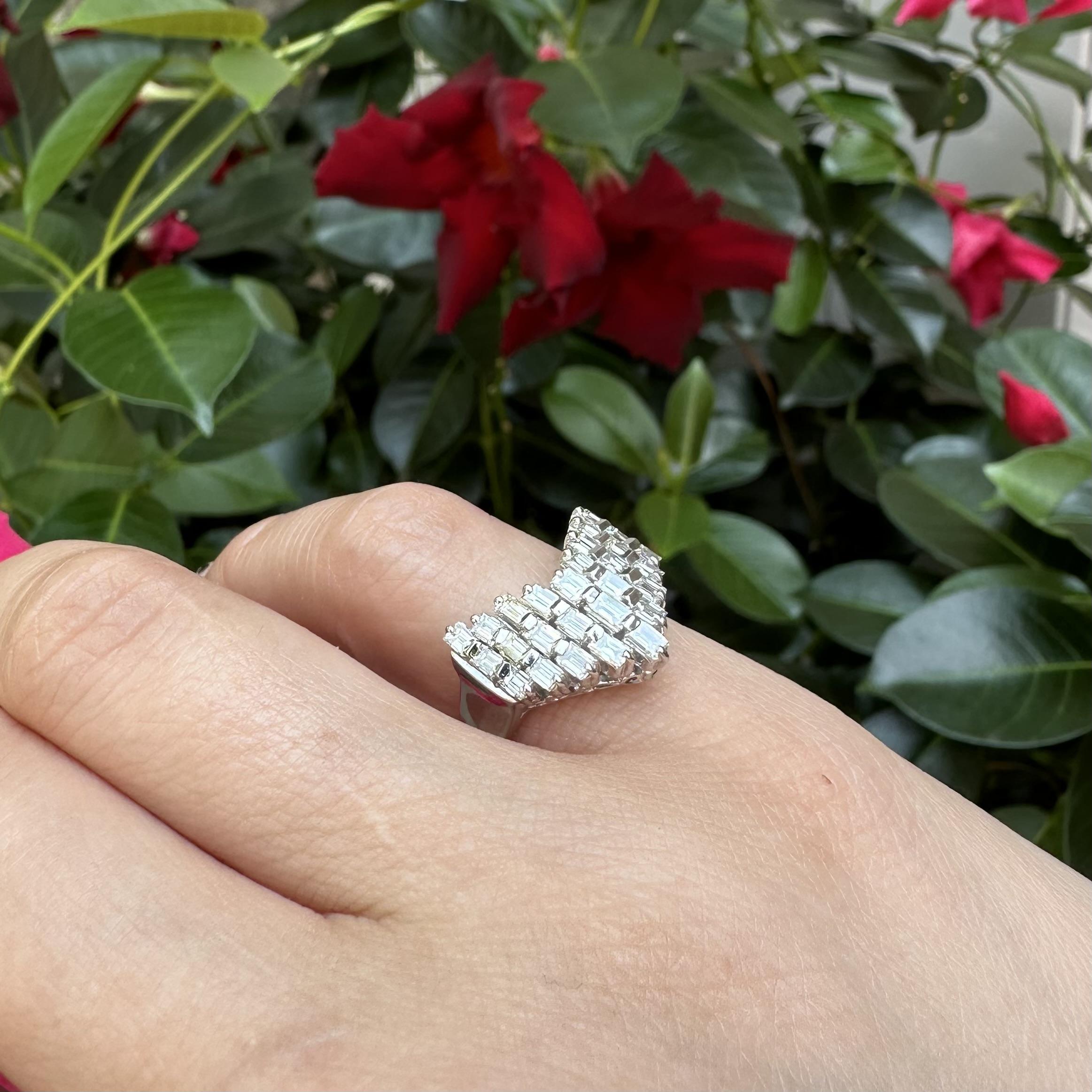 Anillo ancho de platino con diamantes talla baguette de 1,50 ctw en 