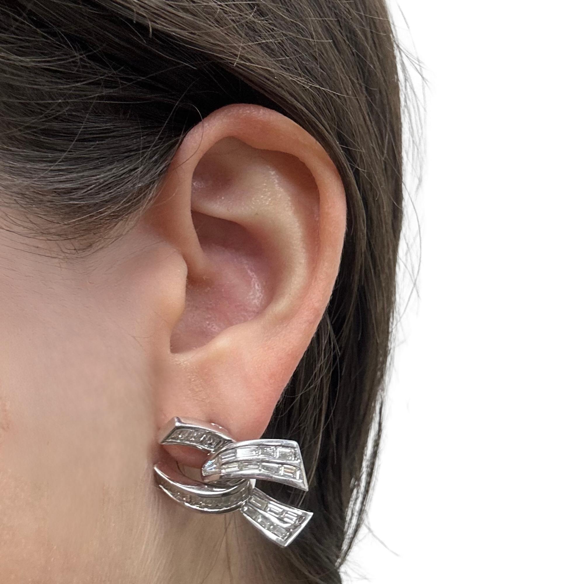 Boucles d'oreilles en platine avec diamant taille baguette
Condit : En bon état avec quelques légères usures de surface dues à l'âge.
Longueur : 1,00 pouce
Marques : 