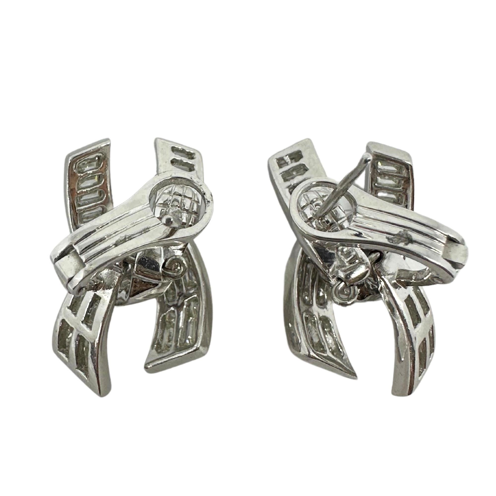 Boucles d'oreilles en platine avec diamant taille baguette Bon état - En vente à New York, NY