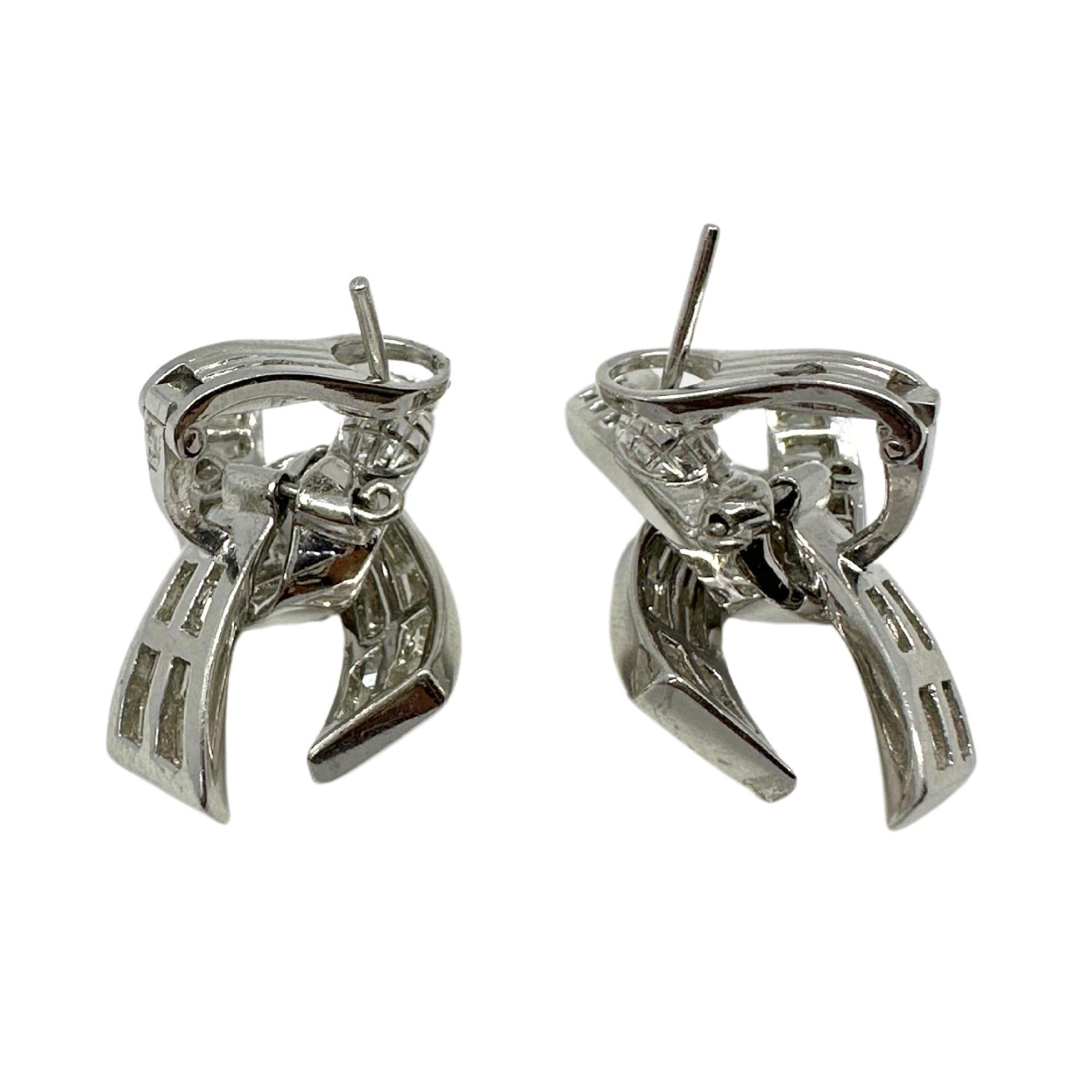 Boucles d'oreilles en platine avec diamant taille baguette Pour femmes en vente