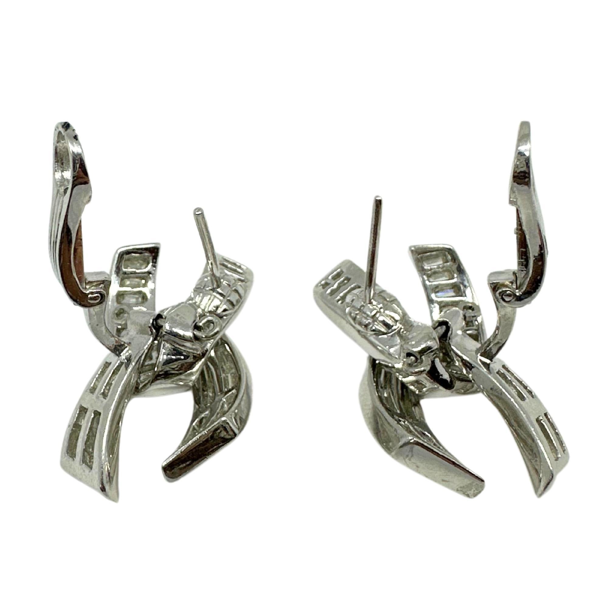Boucles d'oreilles en platine avec diamant taille baguette en vente 1