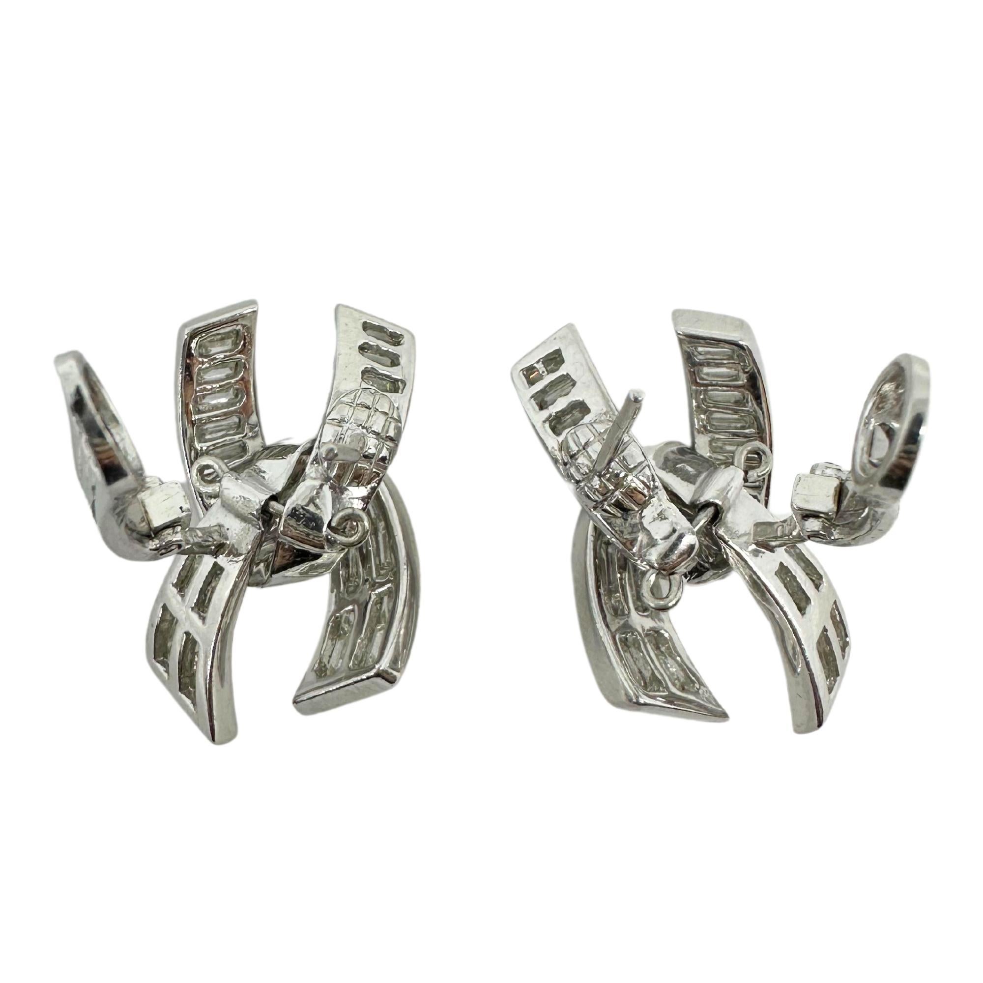 Boucles d'oreilles en platine avec diamant taille baguette en vente 2