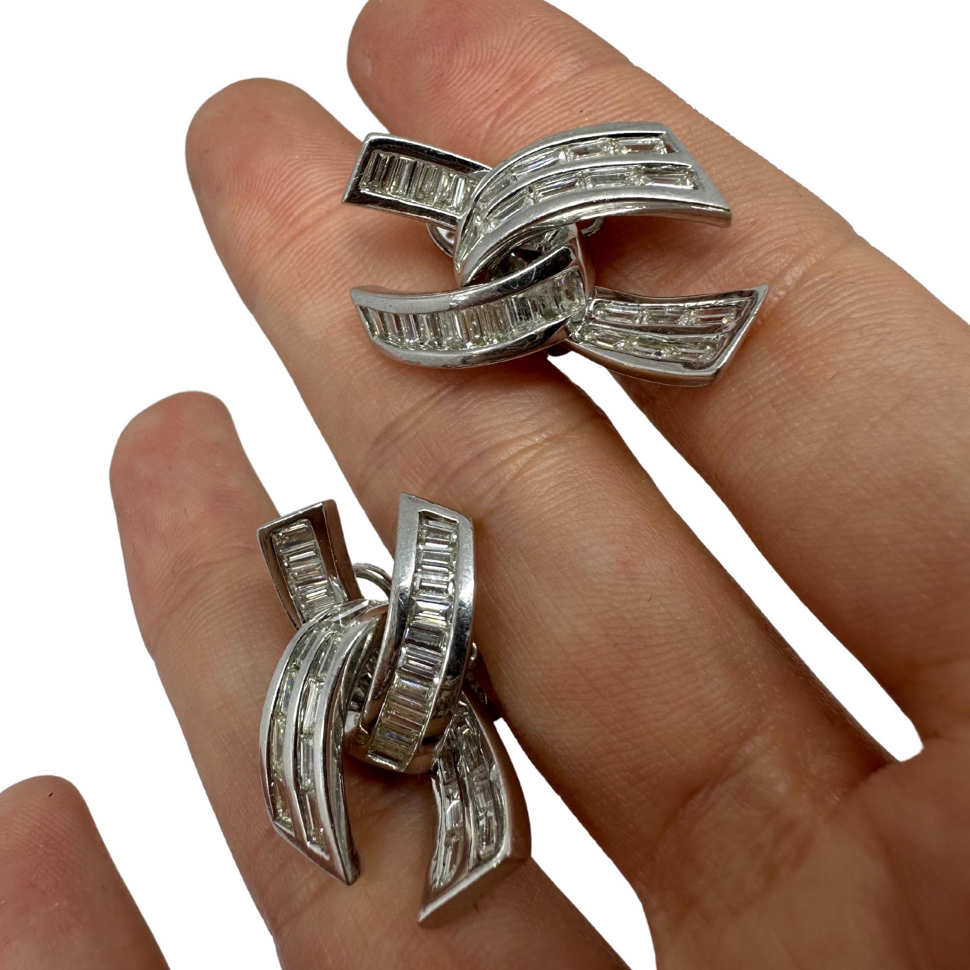 Boucles d'oreilles en platine avec diamant taille baguette en vente 3