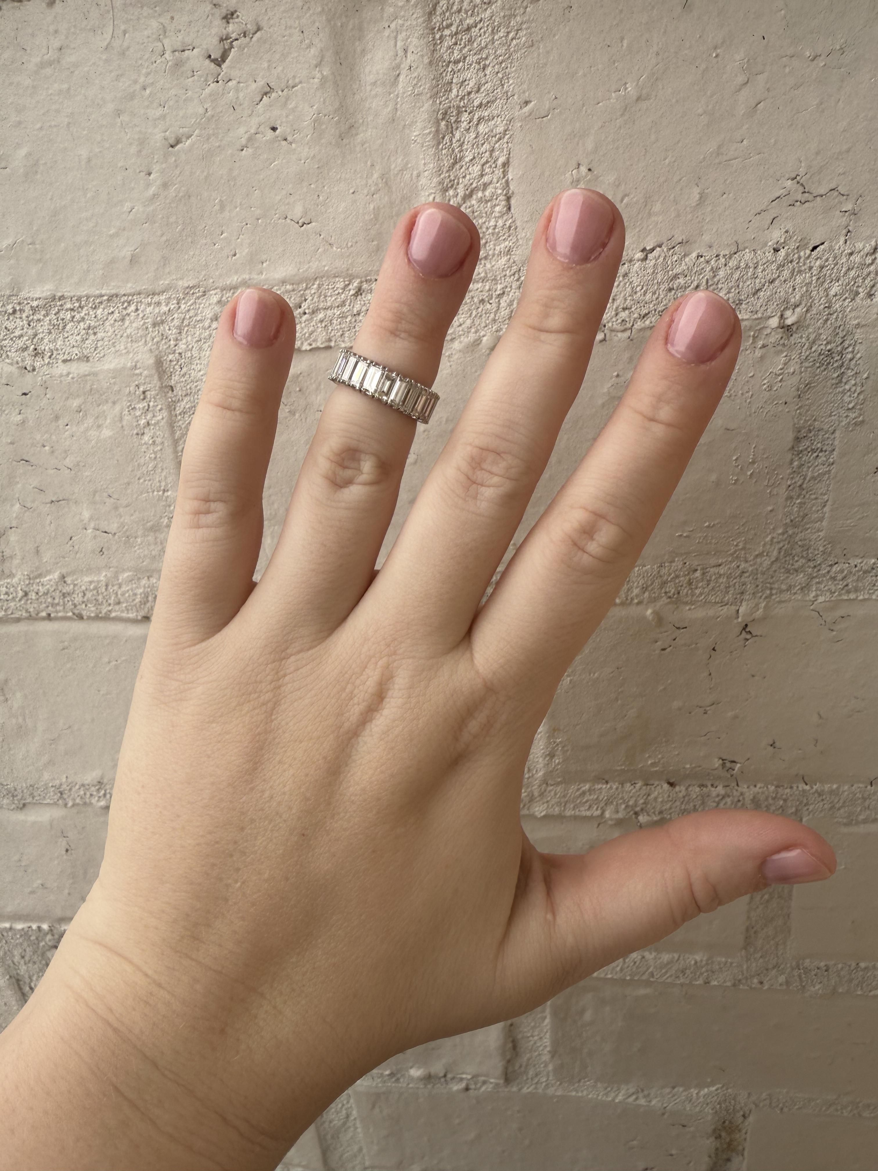 Stiamo adorando questa splendida band!!!
Can può essere indossata come fede nuziale o come pezzo unico!!!

Dettagli della band
Materiale: Platino
Epoca: Contemporaneo 2000 - presente
Peso: 5,3 grammi
Larghezza: 6,3 mm
Misura delle dita: 5