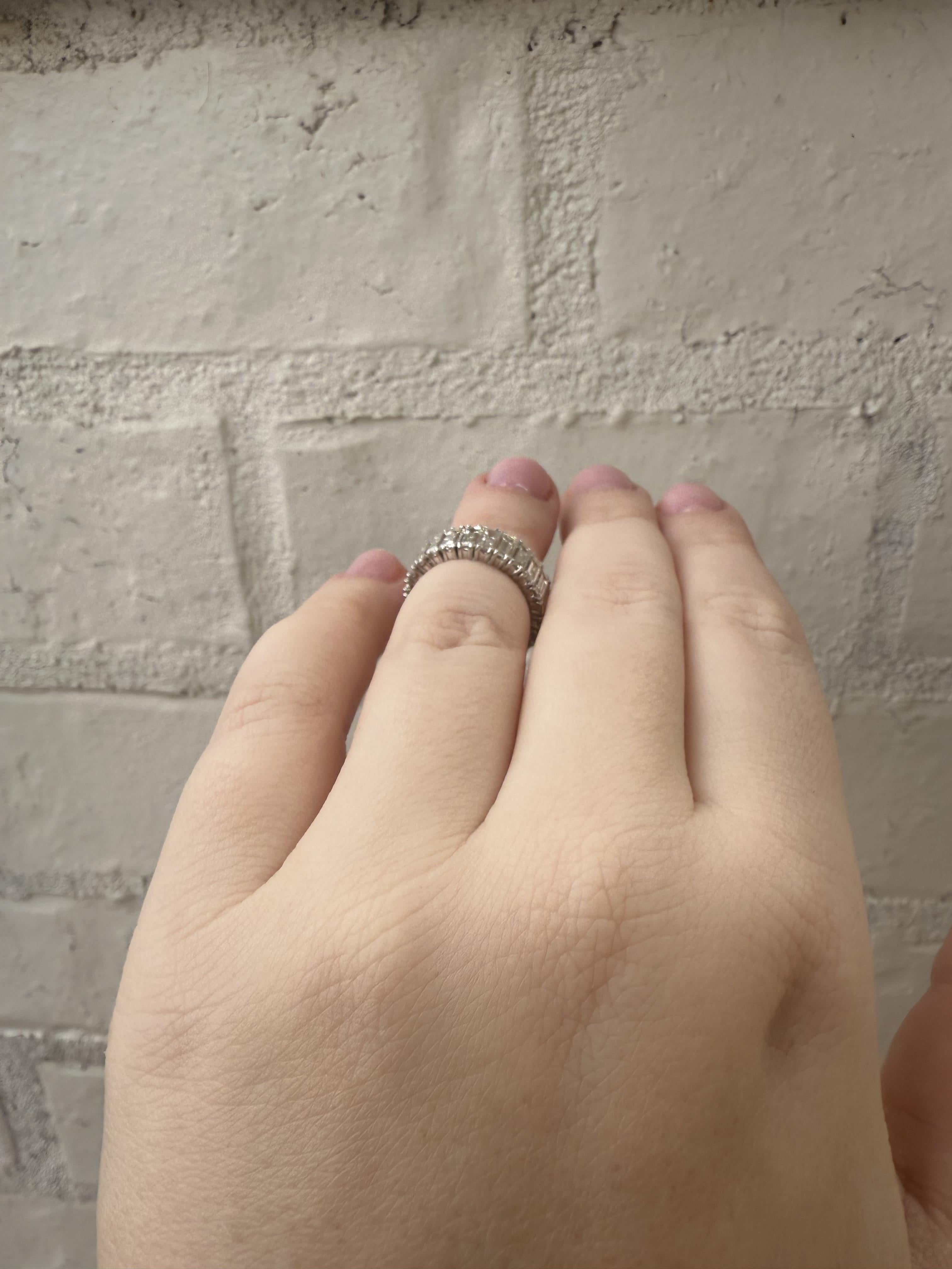 Contemporaneo Fascia per l'eternità in platino con diamanti taglio baguette da 6,75 carati, misura 5,5 in vendita