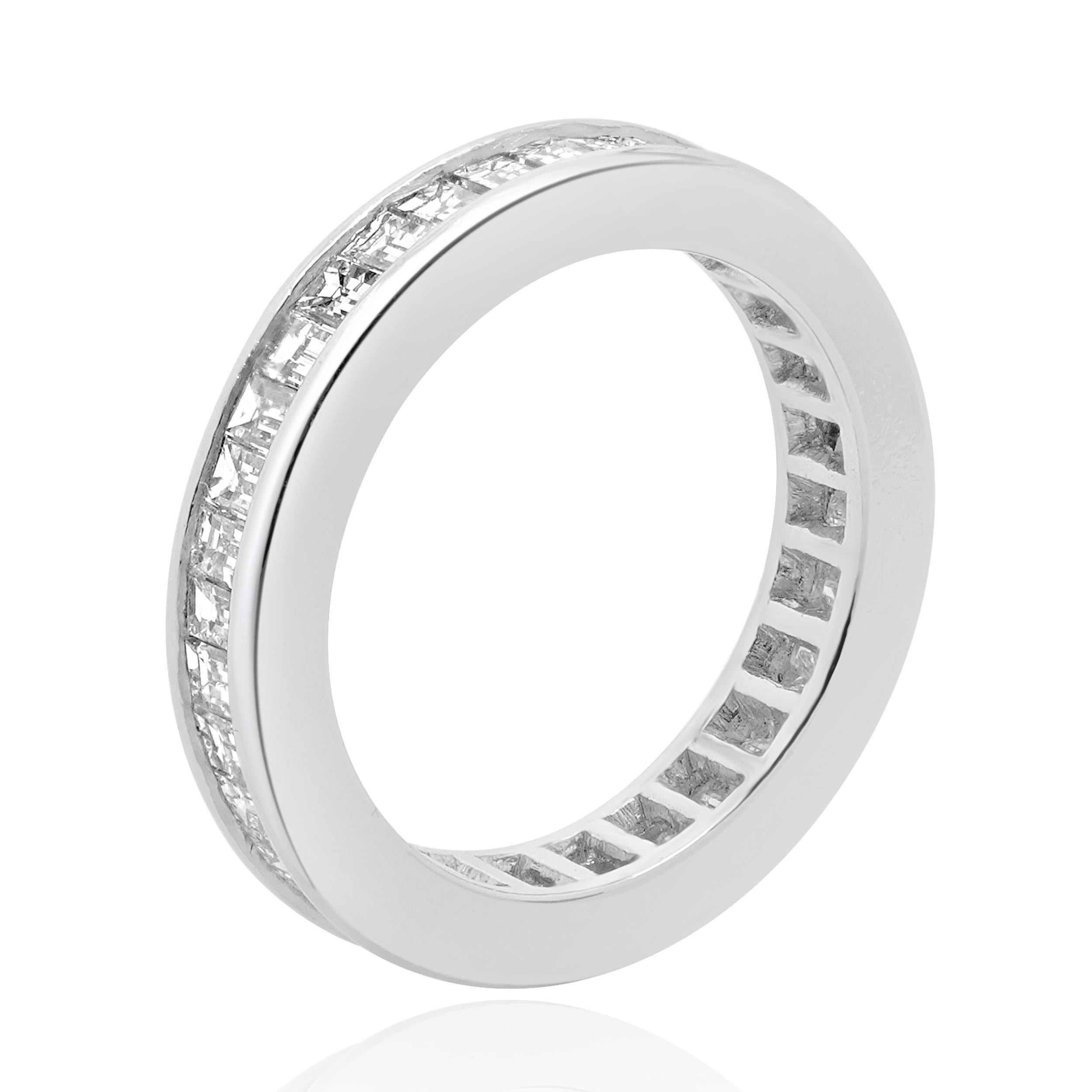 Designer: personalizzato
Materiale: platino
Diamante: 37 tagli a baguette = 2,60cttw
Colore: G 
Chiarezza: SI1
Misura dell'anello: 6.5 (si prega di prevedere due giorni di spedizione in più per le richieste di misura)
Peso: 7.14 grammi
