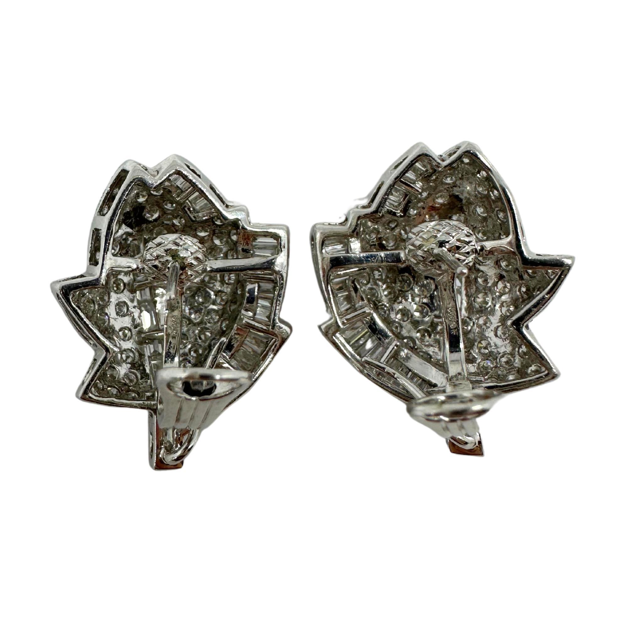 Taille baguette Boucles d'oreilles feuilles en platine avec diamant taille baguette en vente