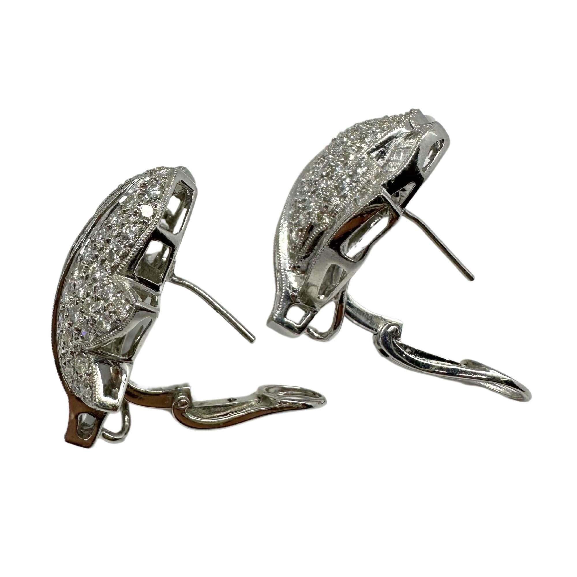Boucles d'oreilles feuilles en platine avec diamant taille baguette Bon état - En vente à New York, NY