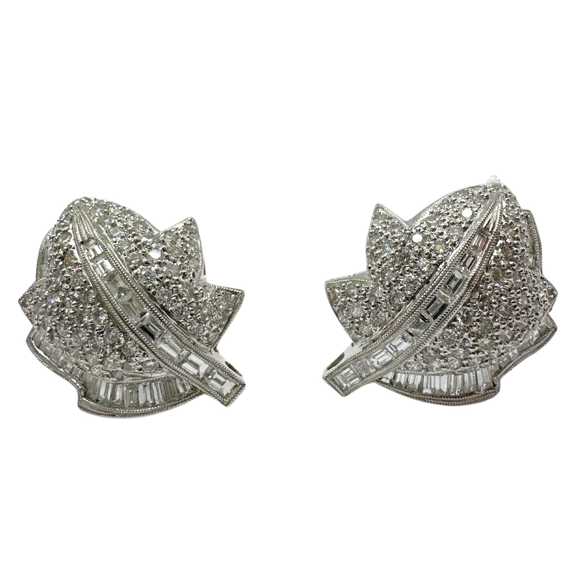 Boucles d'oreilles feuilles en platine avec diamant taille baguette Pour femmes en vente