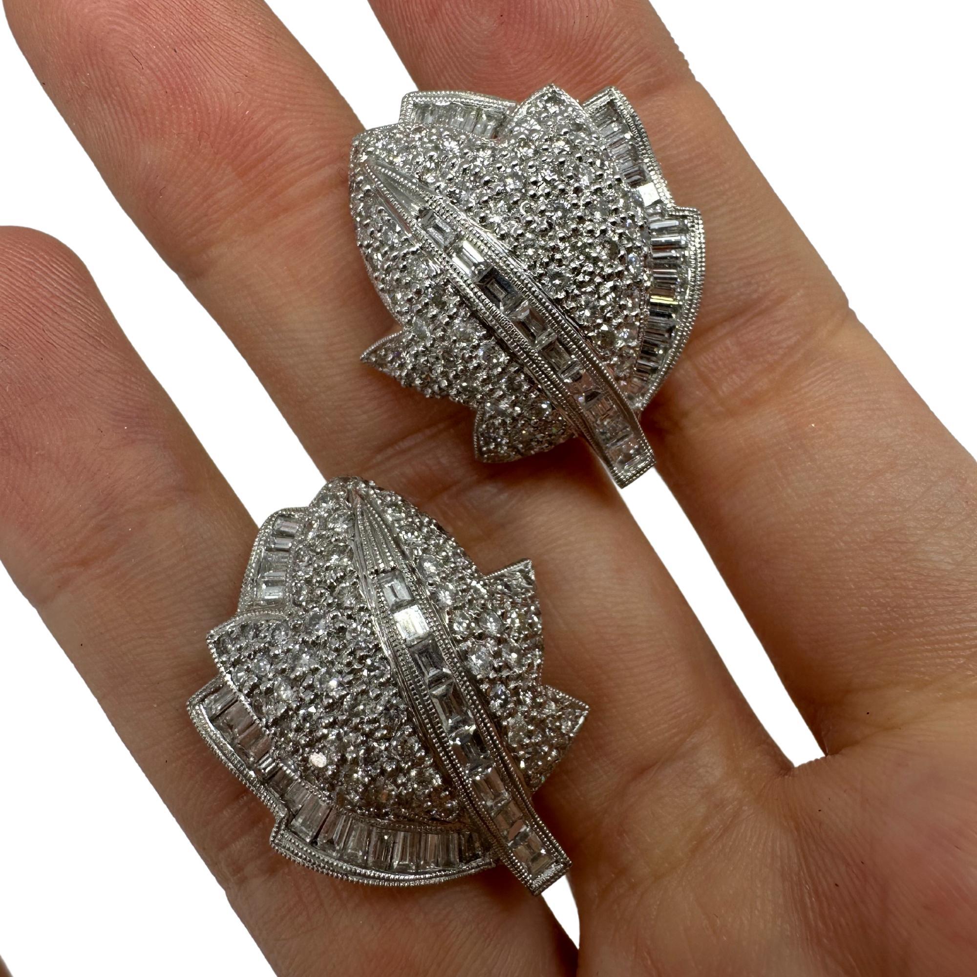 Boucles d'oreilles feuilles en platine avec diamant taille baguette en vente 1