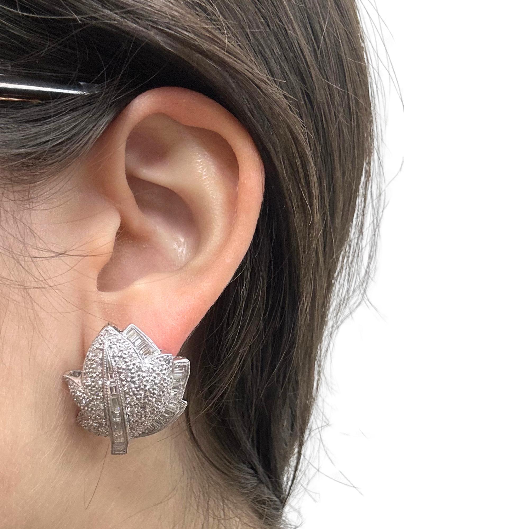 Boucles d'oreilles feuilles en platine avec diamant taille baguette en vente 2