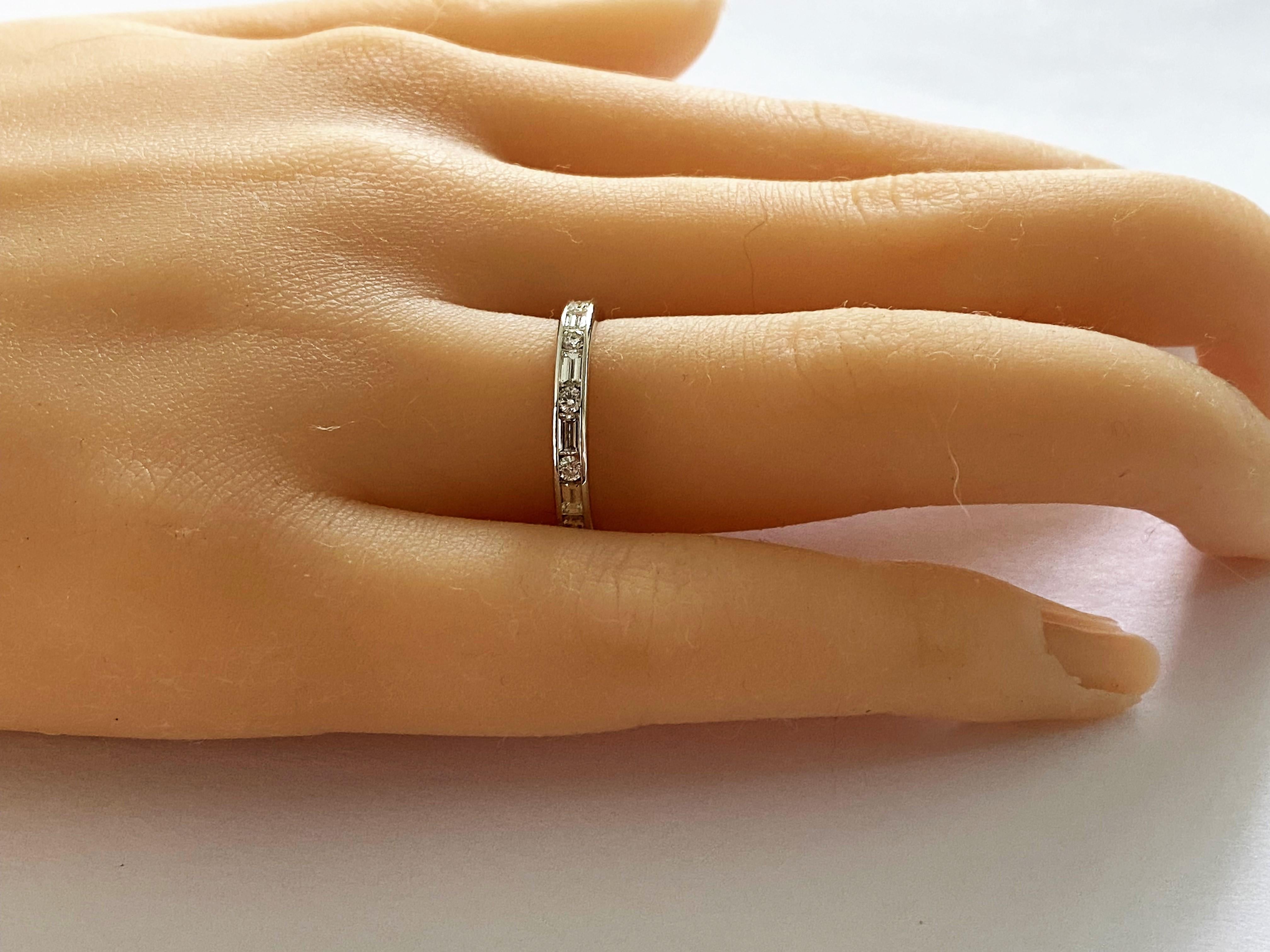 Platin Baguette-Diamant-Eternity-Ring mit abwechselnd runden Diamanten (Zeitgenössisch) im Angebot