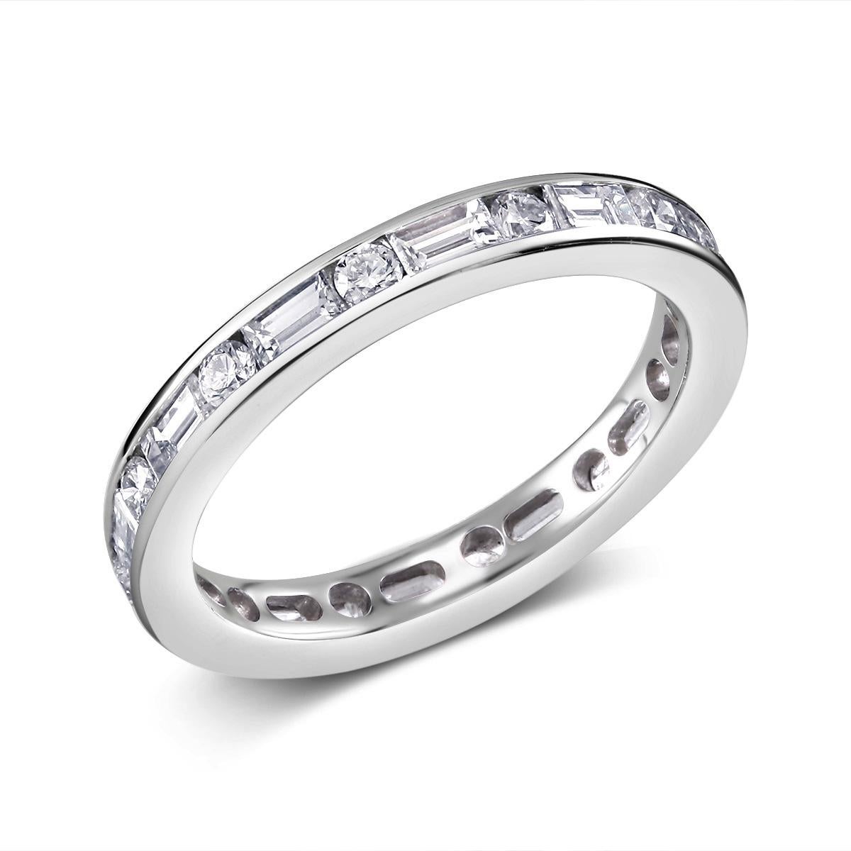 Platin Baguette-Diamant-Eternity-Ring mit abwechselnd runden Diamanten (Baguetteschliff) im Angebot