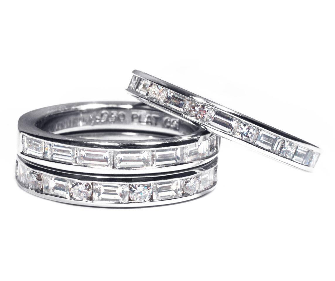 Platin Baguette-Diamant-Eternity-Ring mit abwechselnd runden Diamanten im Zustand „Neu“ im Angebot in New York, NY