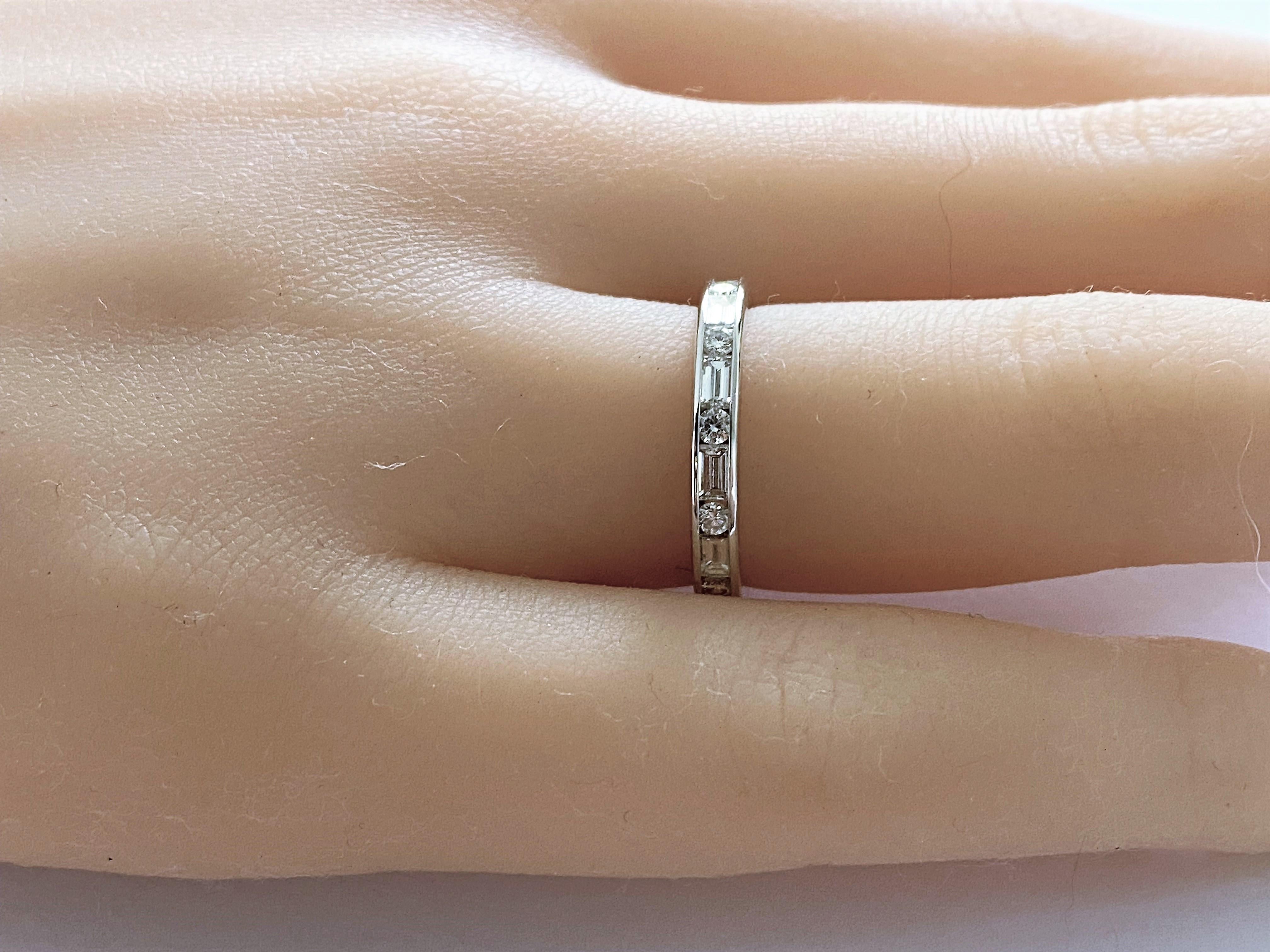 Platin Baguette-Diamant-Eternity-Ring mit abwechselnd runden Diamanten Damen im Angebot