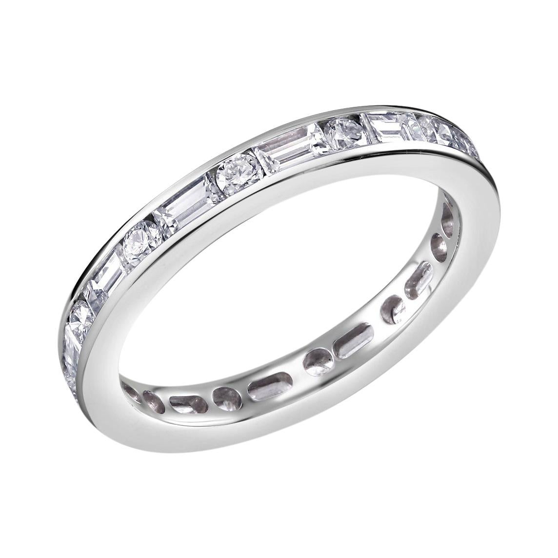 Platin Baguette-Diamant-Eternity-Ring mit abwechselnd runden Diamanten im Angebot