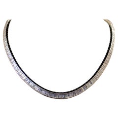 Collana in platino con diamanti baguette a linea retta 17,50 carati