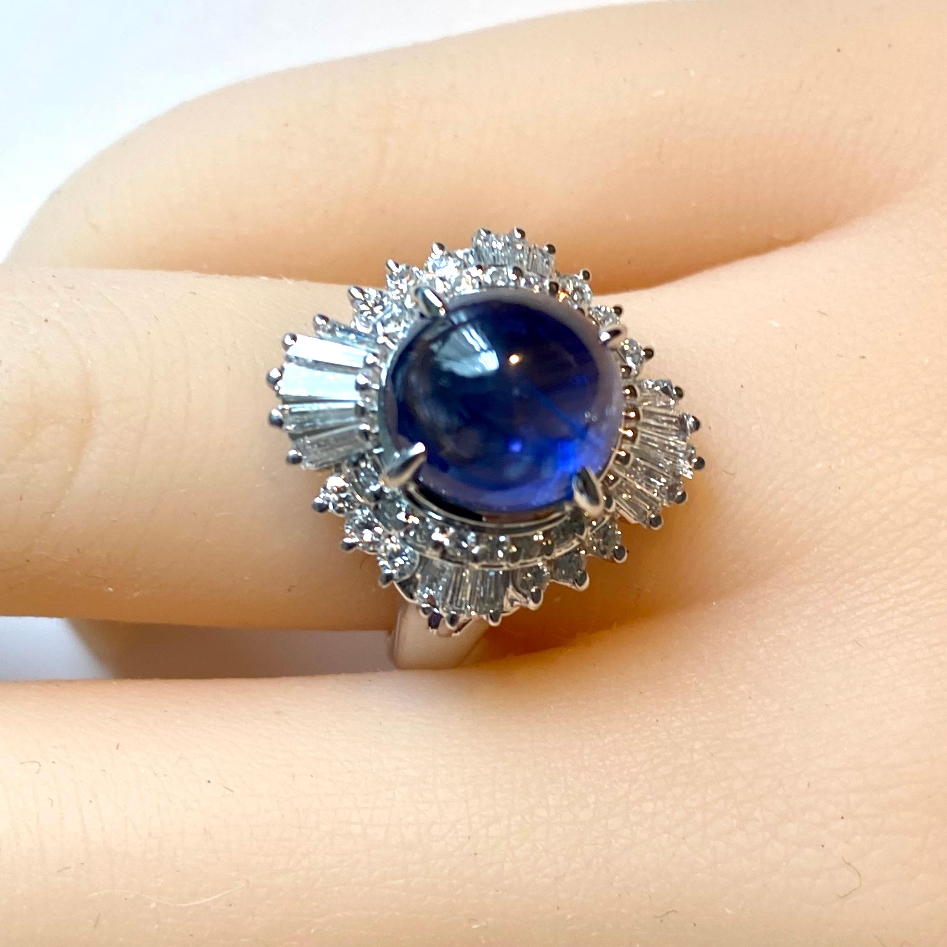Platin Baguette-Cocktailring mit rundem Diamanten und Ceylon-Cabochon-Saphir 6 Karat 6