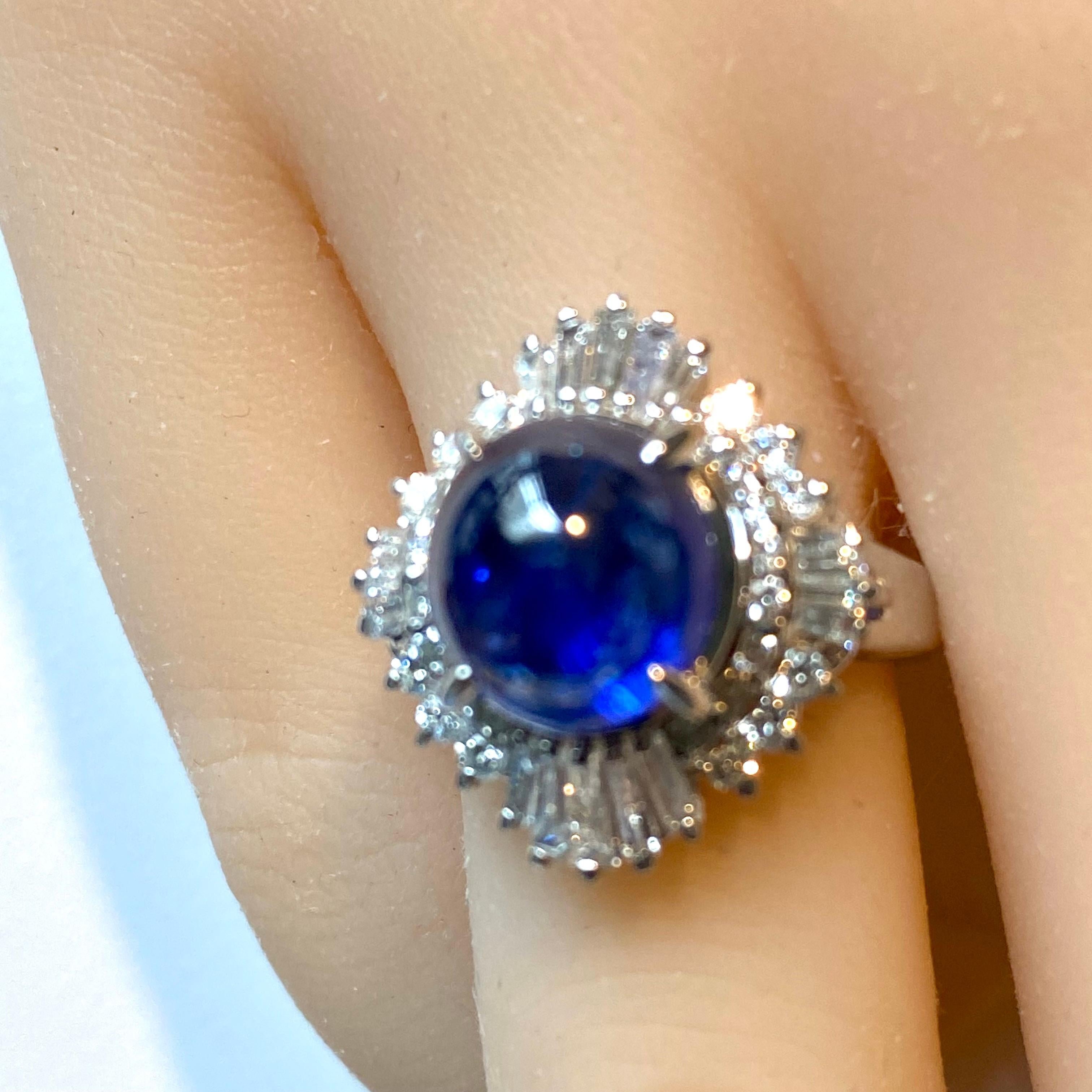 Platin Baguette-Cocktailring mit rundem Diamanten und Ceylon-Cabochon-Saphir 6 Karat 7