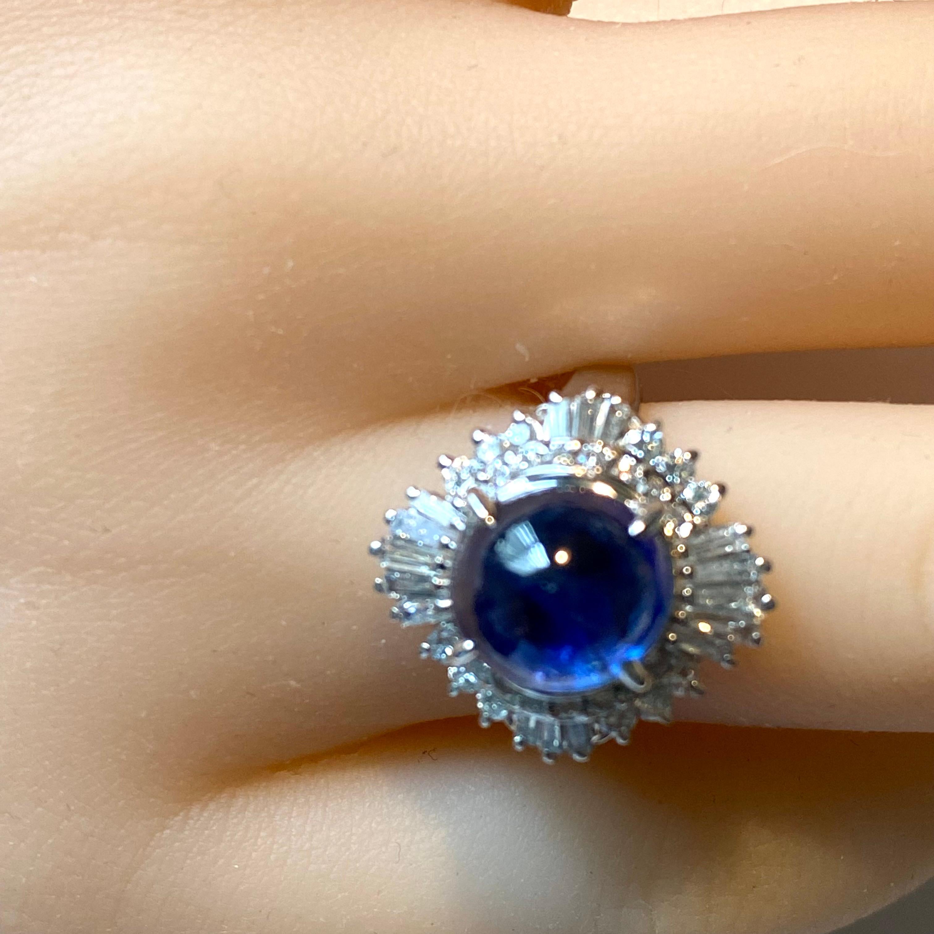Platin Baguette-Cocktailring mit rundem Diamanten und Ceylon-Cabochon-Saphir 6 Karat 8