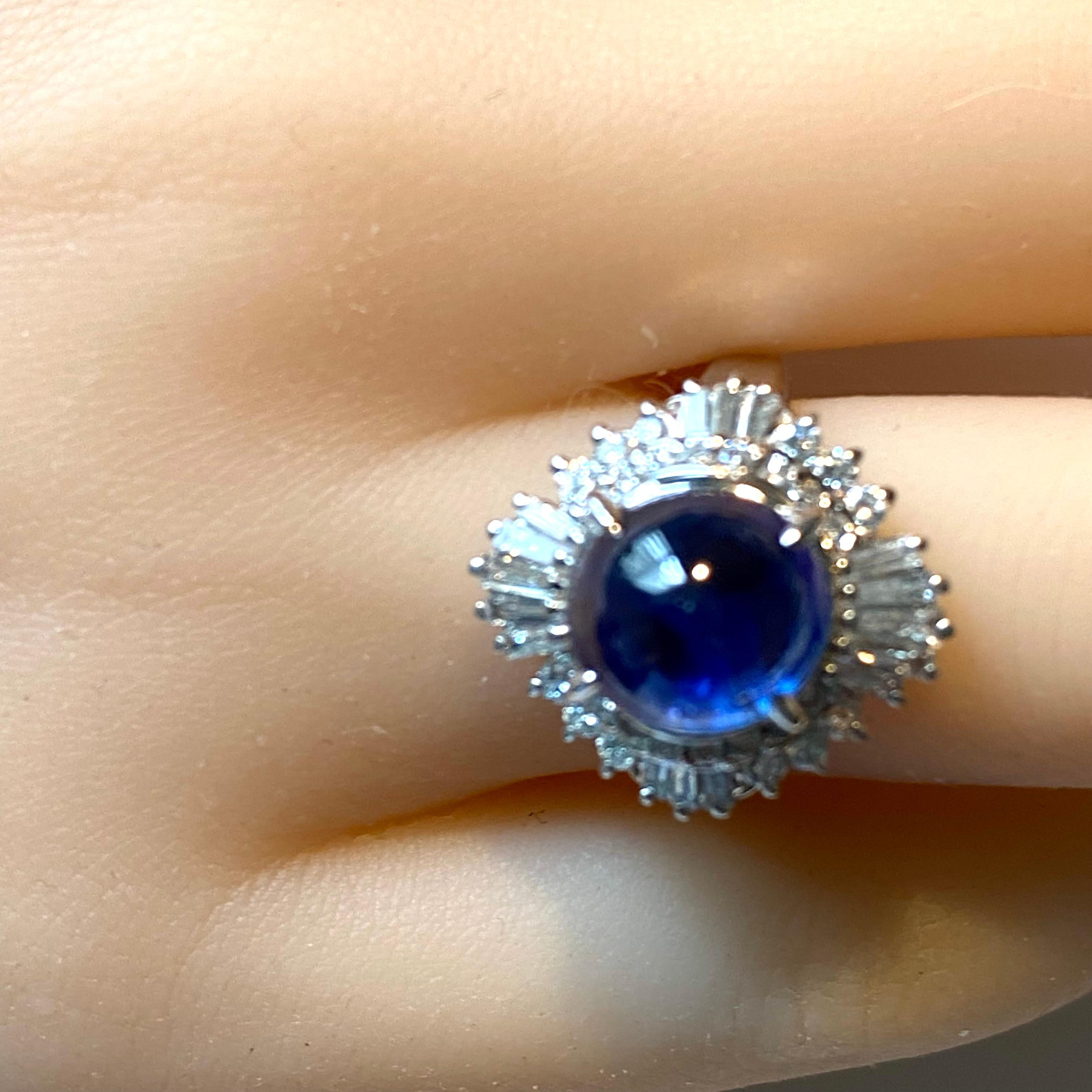 Platin Baguette-Cocktailring mit rundem Diamanten und Ceylon-Cabochon-Saphir 6 Karat 9