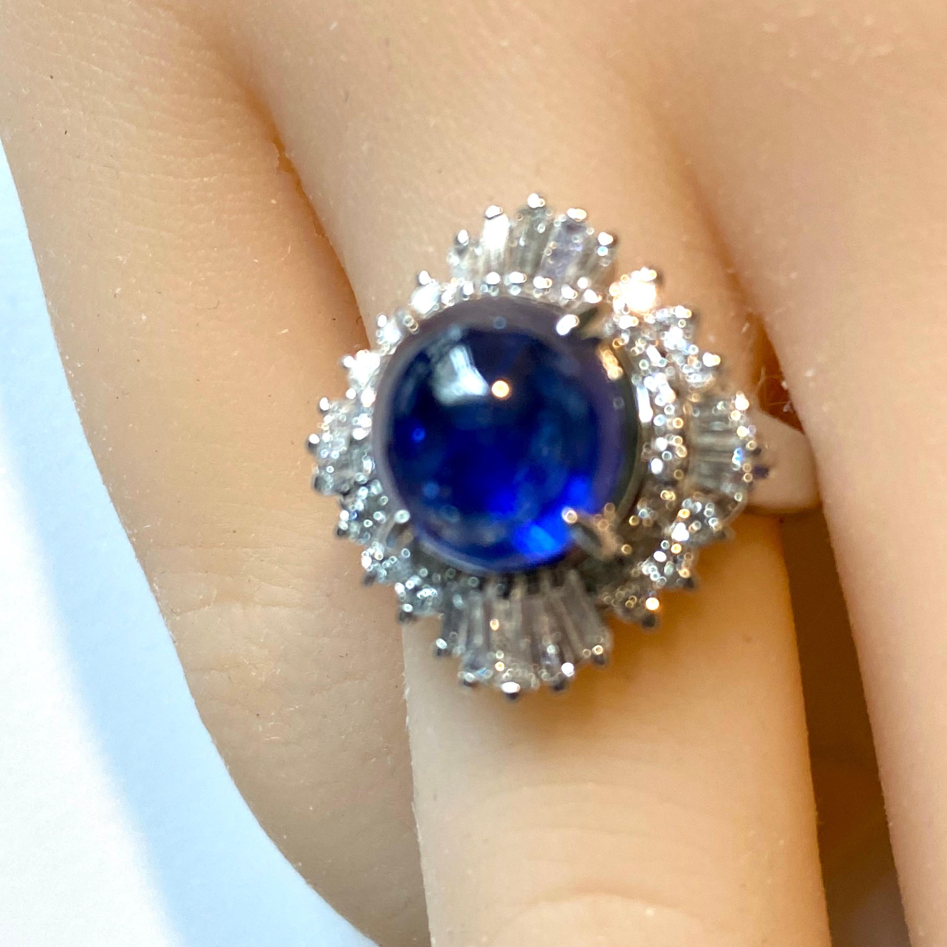 Platin Baguette-Cocktailring mit rundem Diamanten und Ceylon-Cabochon-Saphir 6 Karat (Zeitgenössisch)