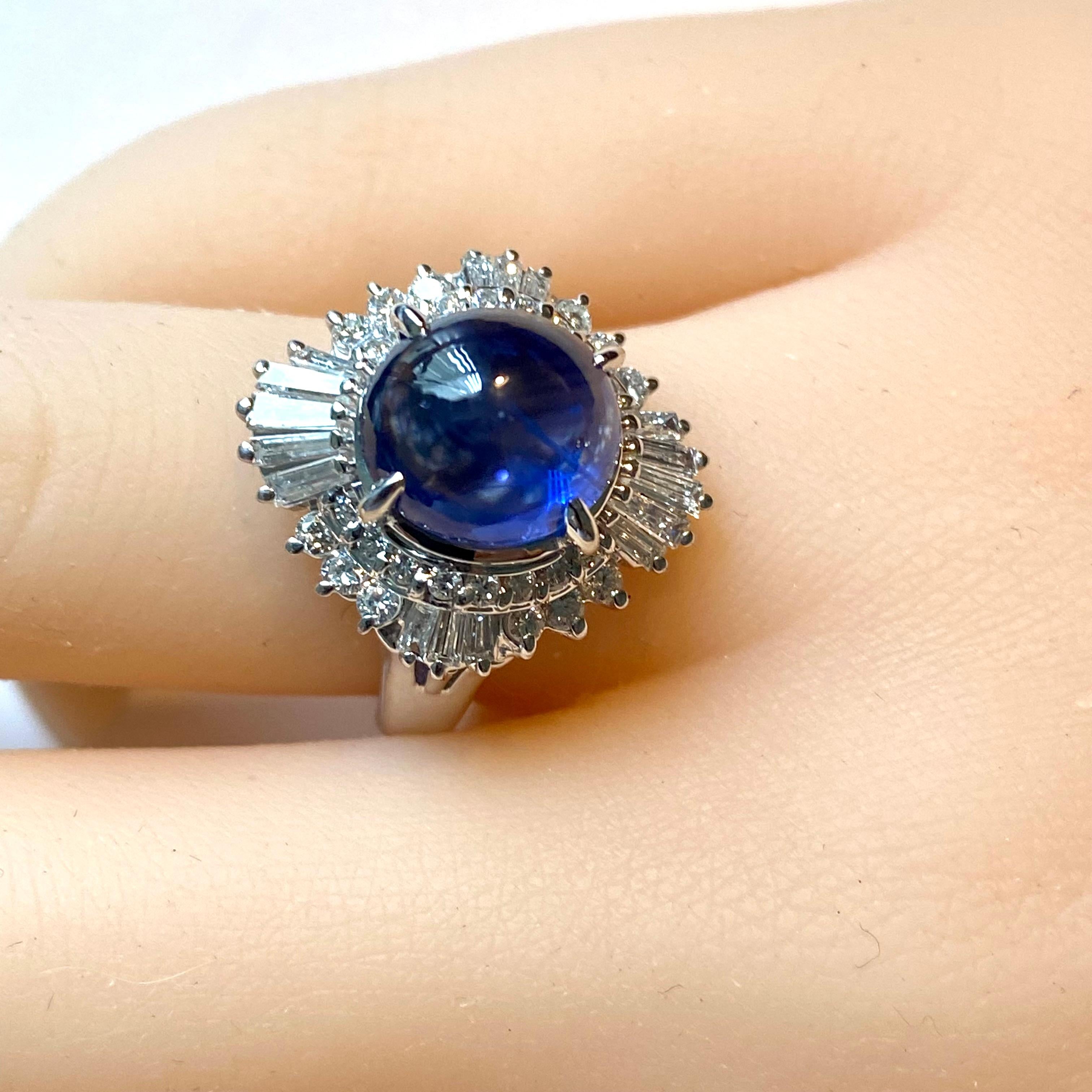 Platin Baguette-Cocktailring mit rundem Diamanten und Ceylon-Cabochon-Saphir 6 Karat (Baguetteschliff)