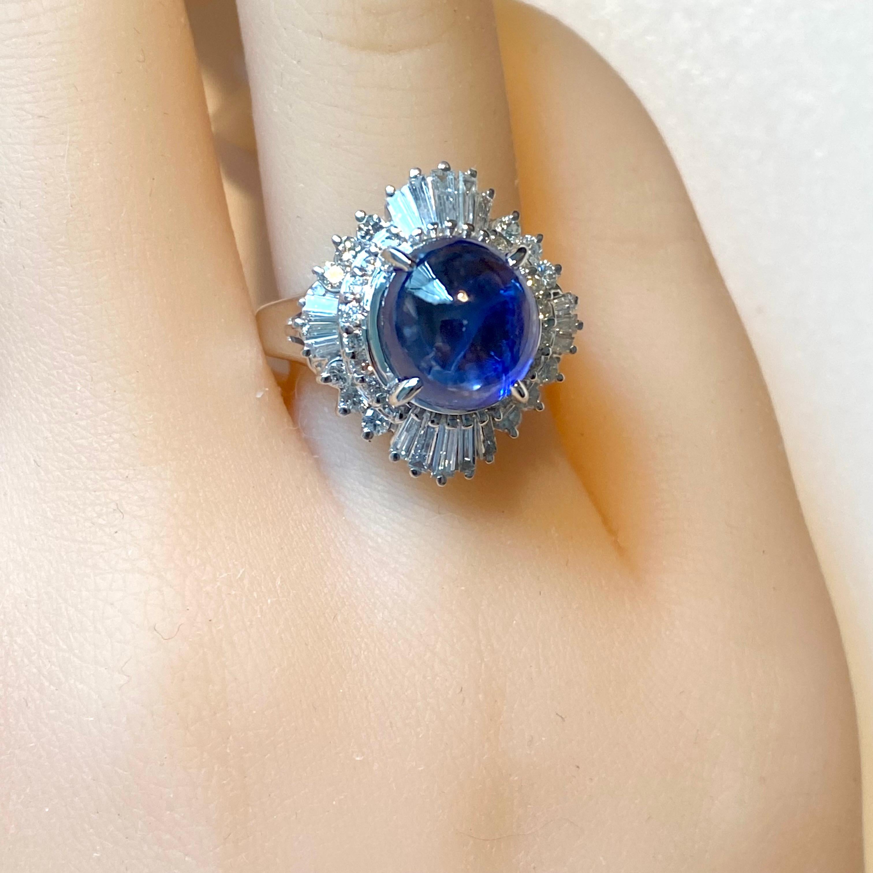 Platin Baguette-Cocktailring mit rundem Diamanten und Ceylon-Cabochon-Saphir 6 Karat im Zustand „Gut“ in New York, NY