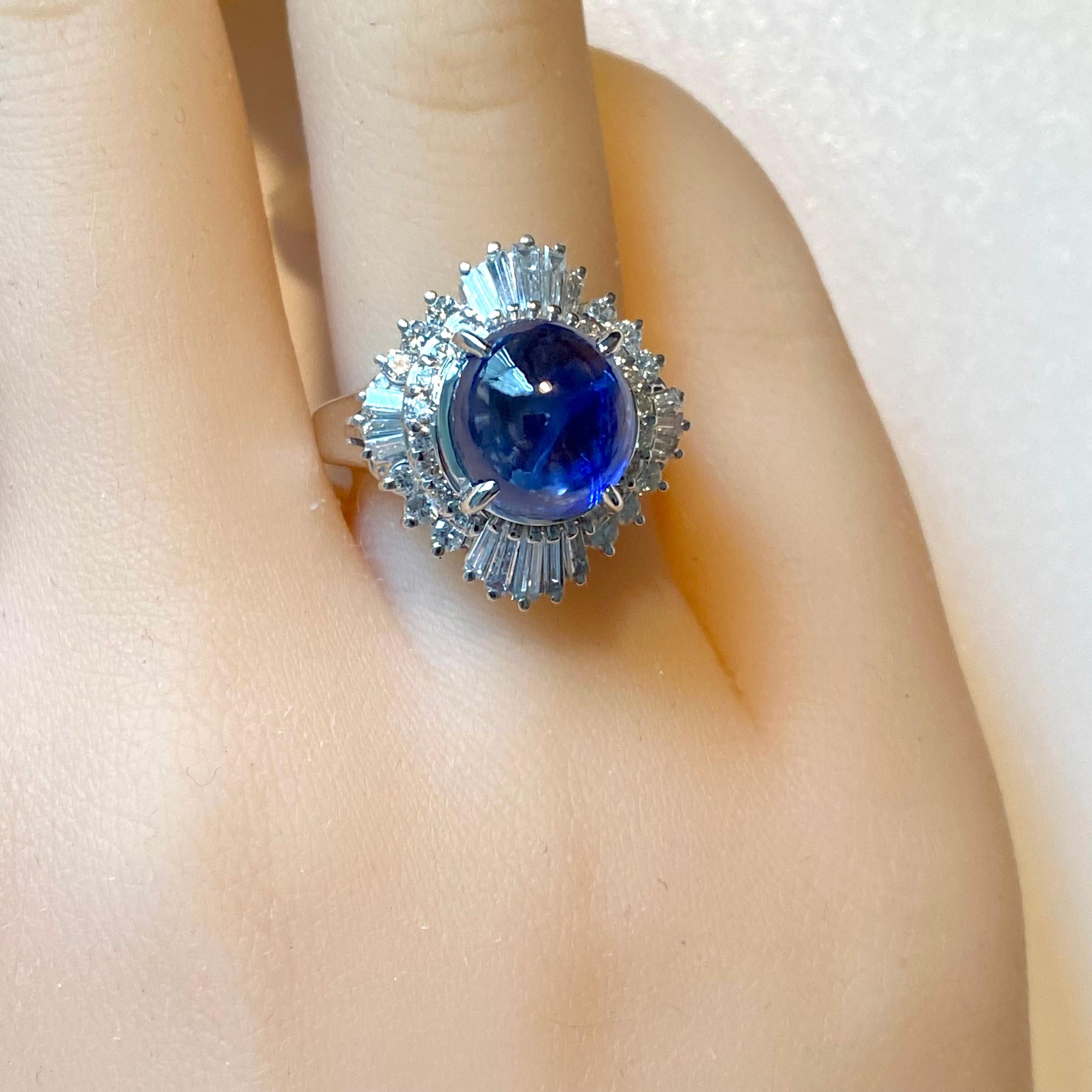 Platin Baguette-Cocktailring mit rundem Diamanten und Ceylon-Cabochon-Saphir 6 Karat 1