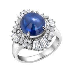 Platin Baguette-Cocktailring mit rundem Diamanten und Ceylon-Cabochon-Saphir 6 Karat