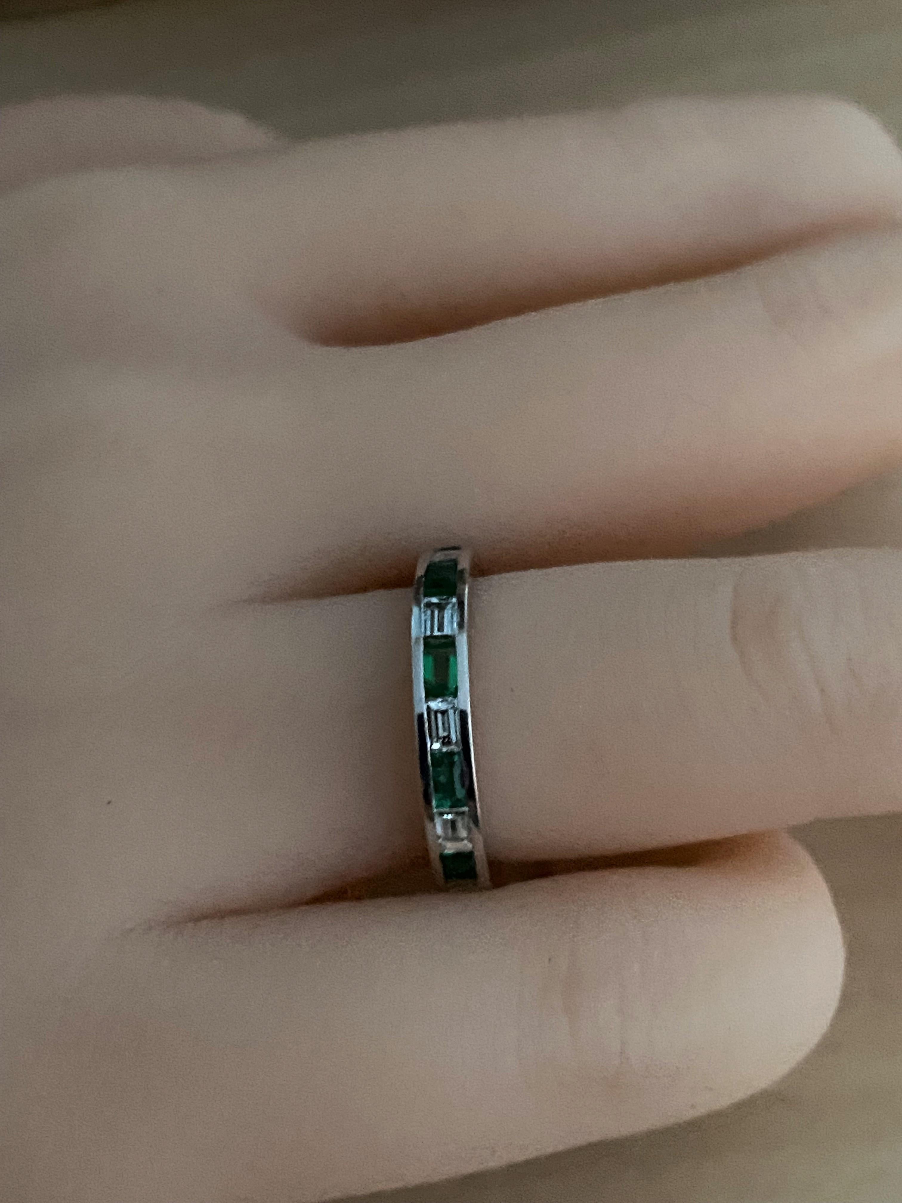 Eternity-Ring aus Platin mit Smaragd in Baguette-Form und Diamant 1