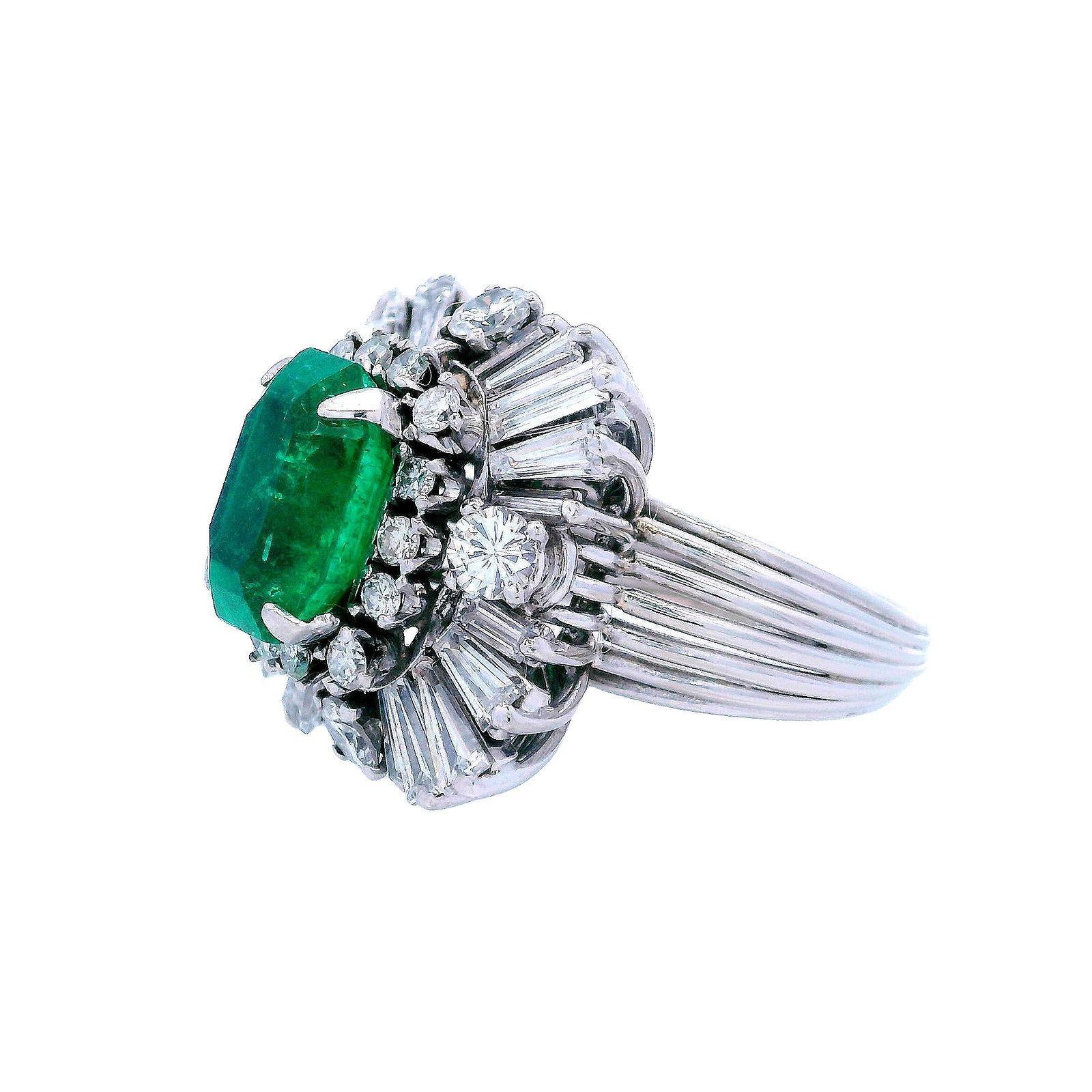 Platinum ballerina Ring with 5.20 CTW in Emerald and Diamonds en vente 1