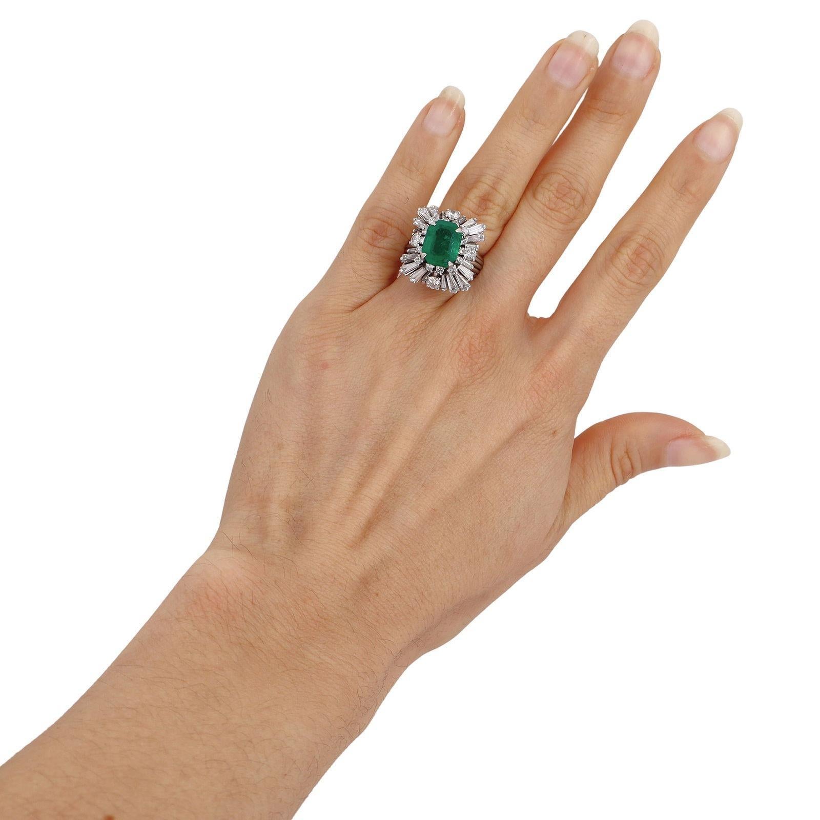 Platinum ballerina Ring with 5.20 CTW in Emerald and Diamonds en vente 2