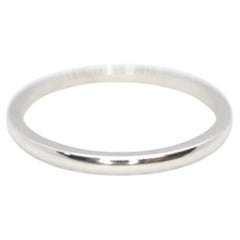 Platinband 2 mm breit. Halbrunder dünner Ehering. Ring aus Platin. Frauen Männer