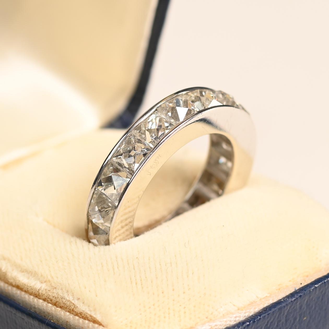 D'une élégance intemporelle et d'un savoir-faire remarquable, ce bracelet d'éternité en platine met en valeur un cercle sans faille de diamants anciens de taille française. Chaque diamant a été méticuleusement sélectionné et apparié de manière
