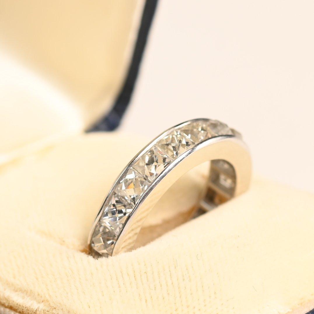 Cet exquis bracelet en platine est un véritable chef-d'œuvre, mettant en valeur une rangée ininterrompue de diamants calibrés de taille française en serti-canal. D'un poids total remarquable d'environ 6,00 carats, ces diamants éblouissants ont une