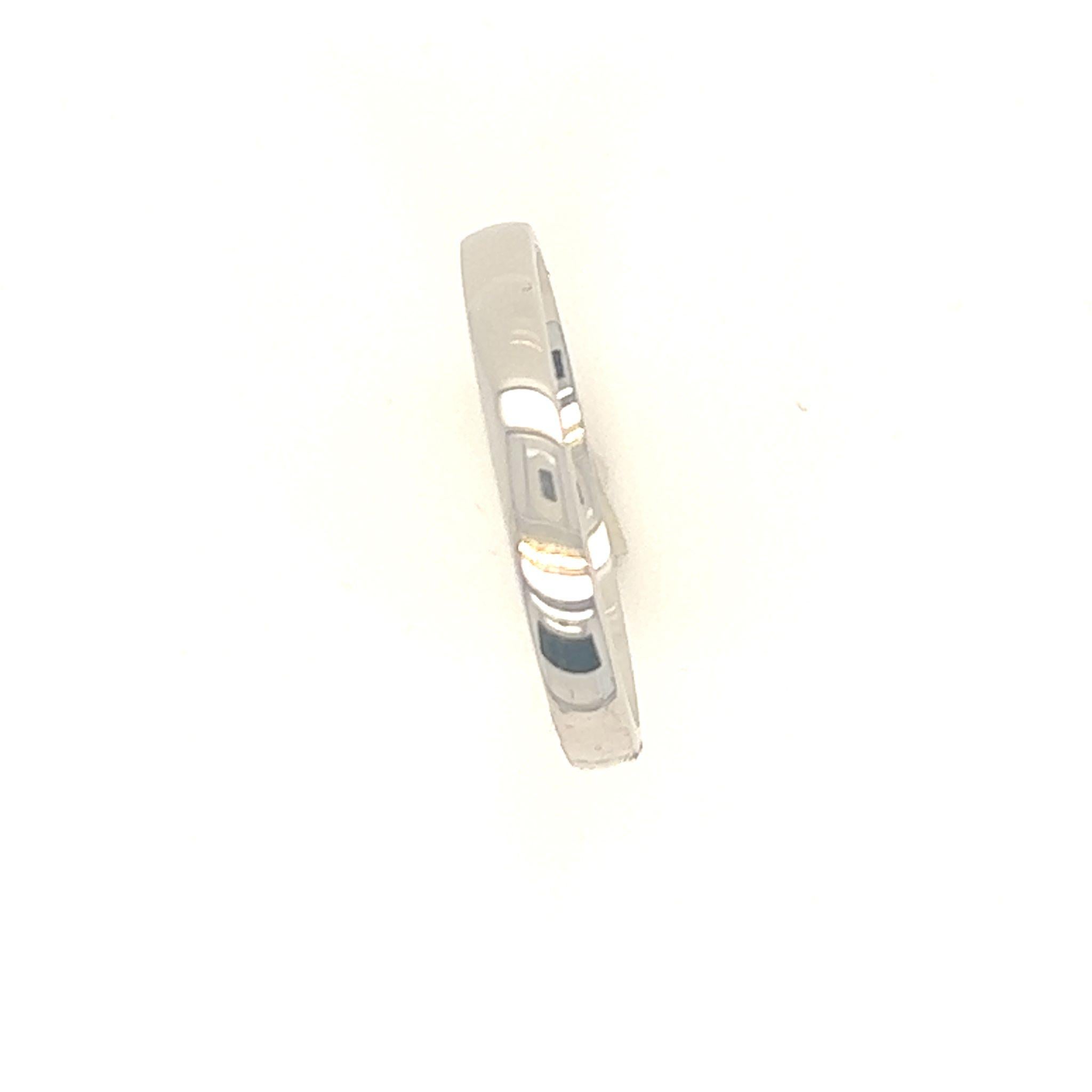 Platinum band Handcrafted in London, our classic court profile features a softened comfort fit lining, presented in a light gauge.

Stylish and Contemporary in style 2.5mm wide 

Size: 5 3/4 US Size: L UK Size: 51 European

Can be re-sized up and