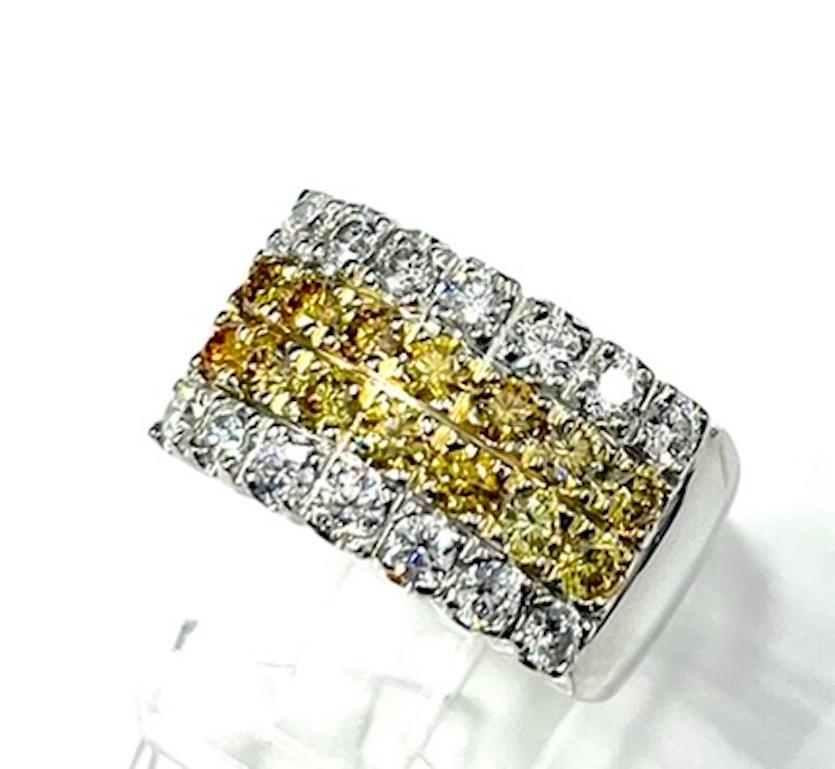 Bague en platine avec diamants jaunes naturels et blancs naturels Unisexe en vente