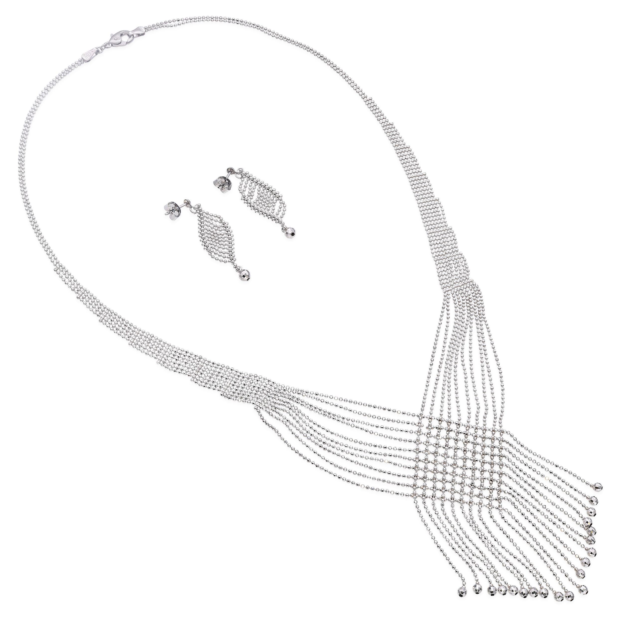 Questo elegante set di collana e orecchini in platino mostra un raffinato gioco di texture e lucentezza. La collana presenta file di perline lisce in platino accentuate da perline con taglio a diamante che catturano la luce in modo meraviglioso,