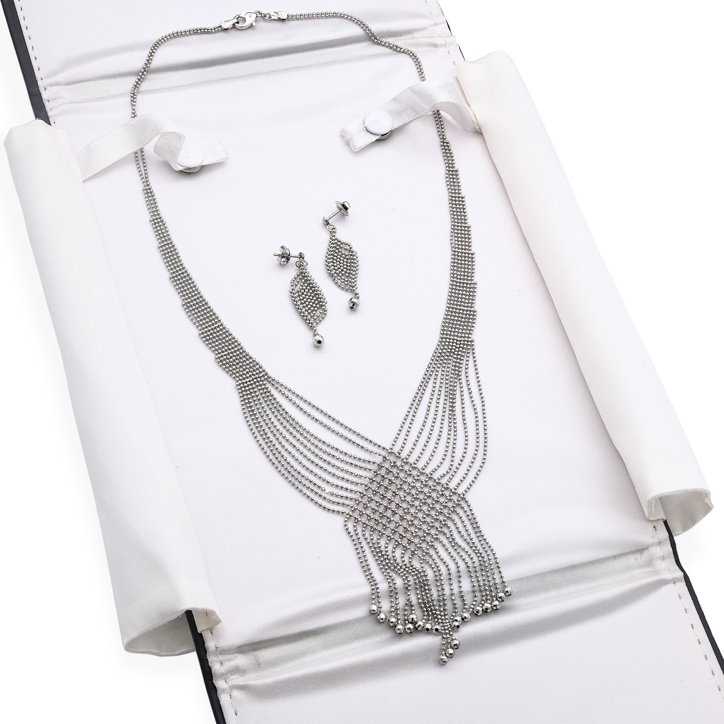 Collana e orecchini pendenti in platino con accenti di diamante in vendita 1