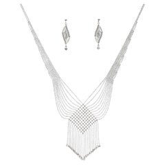 Collana e orecchini pendenti in platino con accenti di diamante