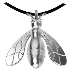 Collier pendentif forme d'abeille en platine avec diamants