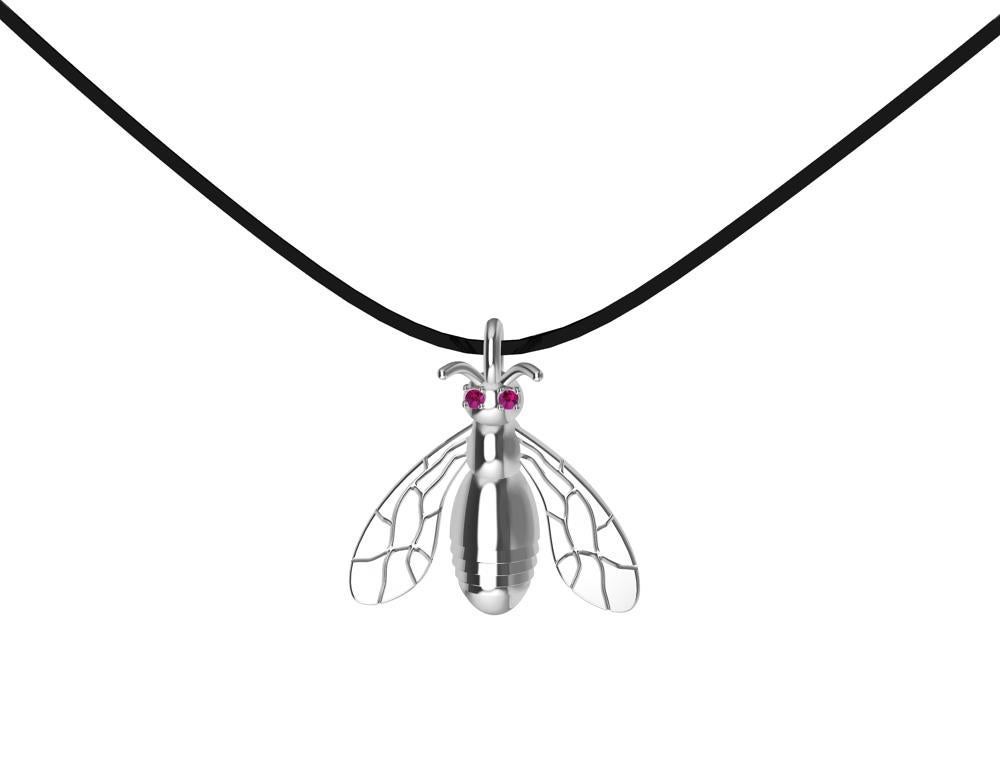 Collier pendentif abeille en platine avec rubis, Thomas Kurilla, designer de Tiffany, a créé ce collier  il y a des années, mais c'est la nouvelle abeille actualisée faite exclusivement pour 1stdibs.  Les abeilles, ces petites créatures crédibles. 