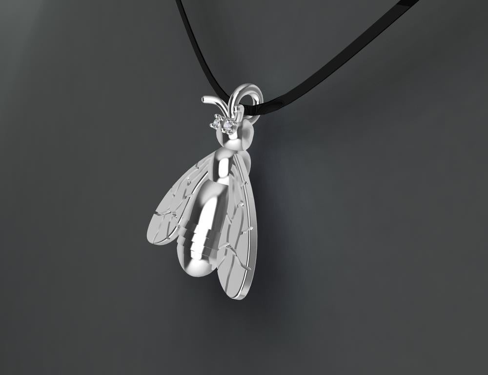 Taille ronde Collier pendentif forme d'abeille en platine avec diamants en vente