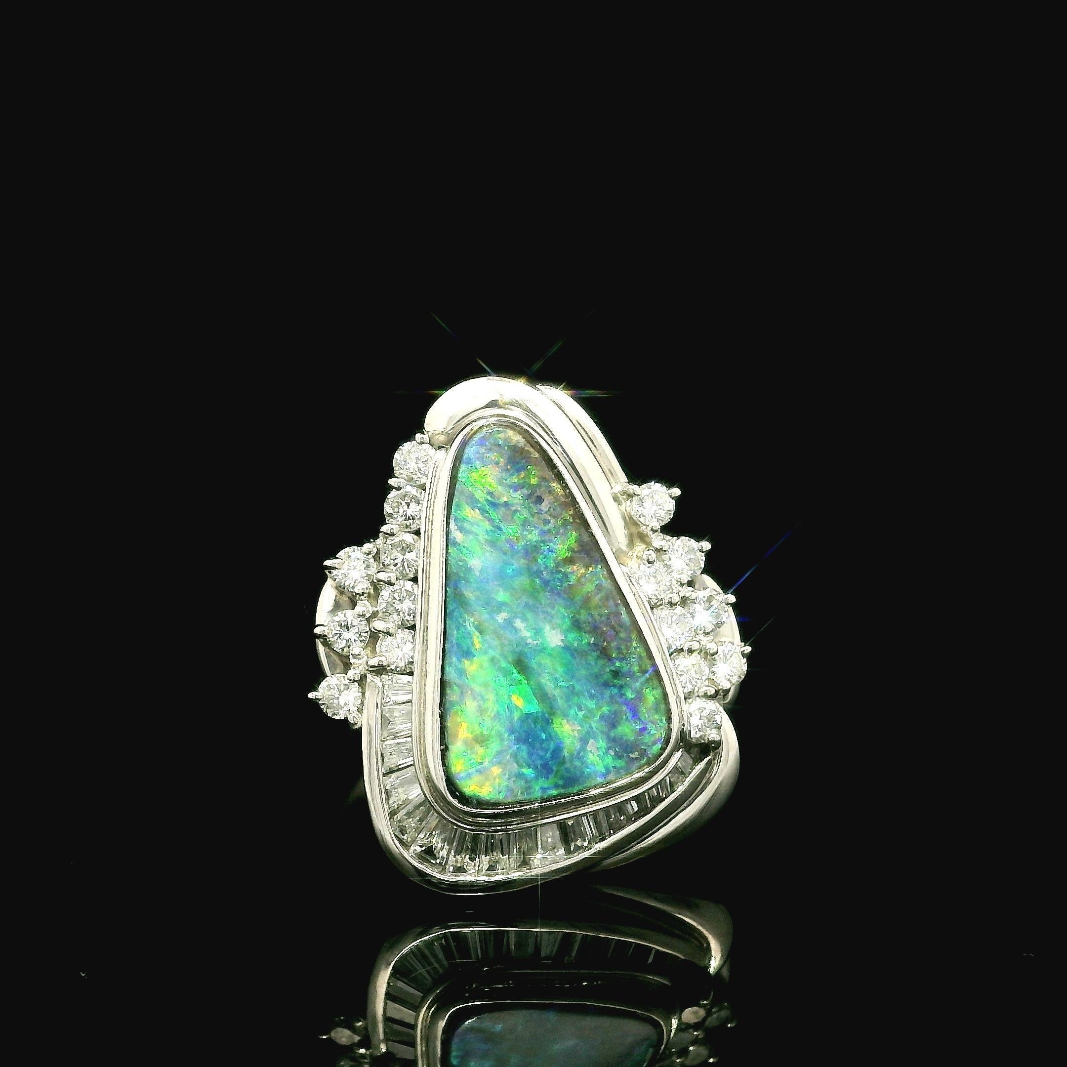 Anello con castone in platino con opale Boulder colorato e accenti di diamanti in vendita 6